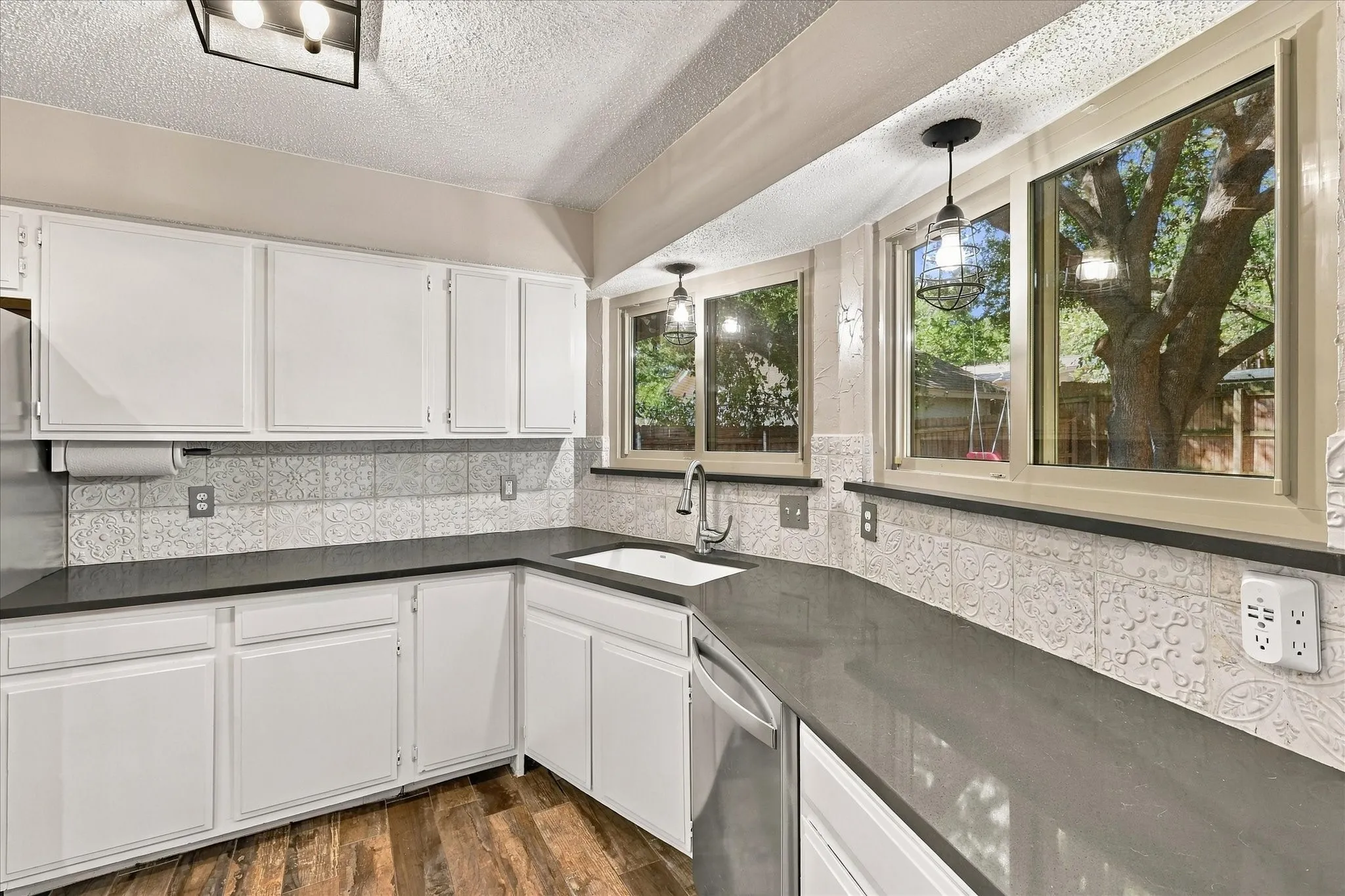 Single Family Residence For Sale in Tarrant County , 2840 Southridge Drive, Grapevine, Texas 76051, 3 Bedroom, 2 Bathroom, 2 Garage spaces, 1,726 Sqft, built in 1978, mls#21392471, Real Estate Agent in Grapevine, Homes For Sale in Tarrant county, Homes For Sale in Grapevine, Realtor in Grapevine Texas, Real Estate Brokerage Independent Realty Texas, Luminita Cordes Realtor
