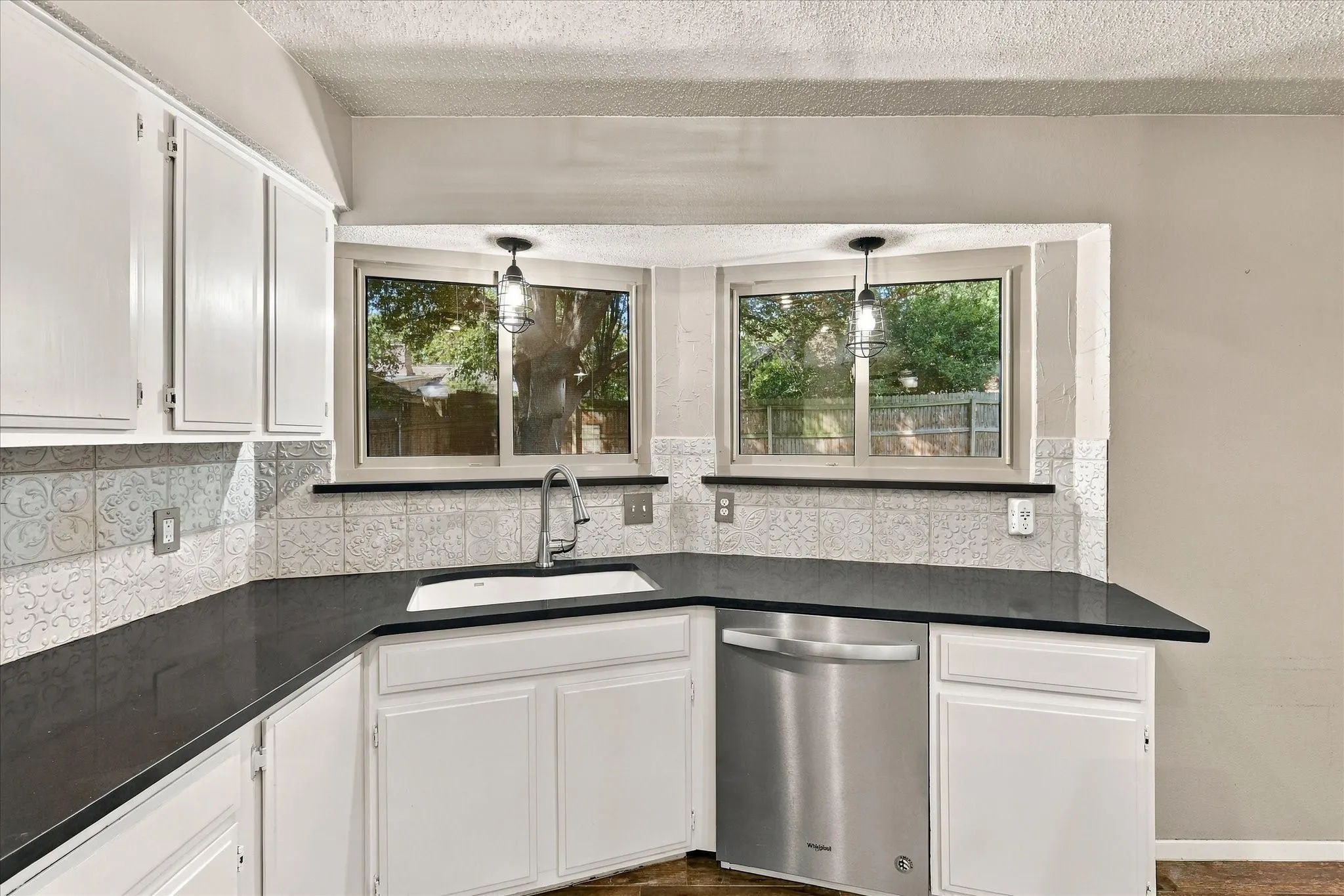 Single Family Residence For Sale in Tarrant County , 2840 Southridge Drive, Grapevine, Texas 76051, 3 Bedroom, 2 Bathroom, 2 Garage spaces, 1,726 Sqft, built in 1978, mls#21392471, Real Estate Agent in Grapevine, Homes For Sale in Tarrant county, Homes For Sale in Grapevine, Realtor in Grapevine Texas, Real Estate Brokerage Independent Realty Texas, Luminita Cordes Realtor