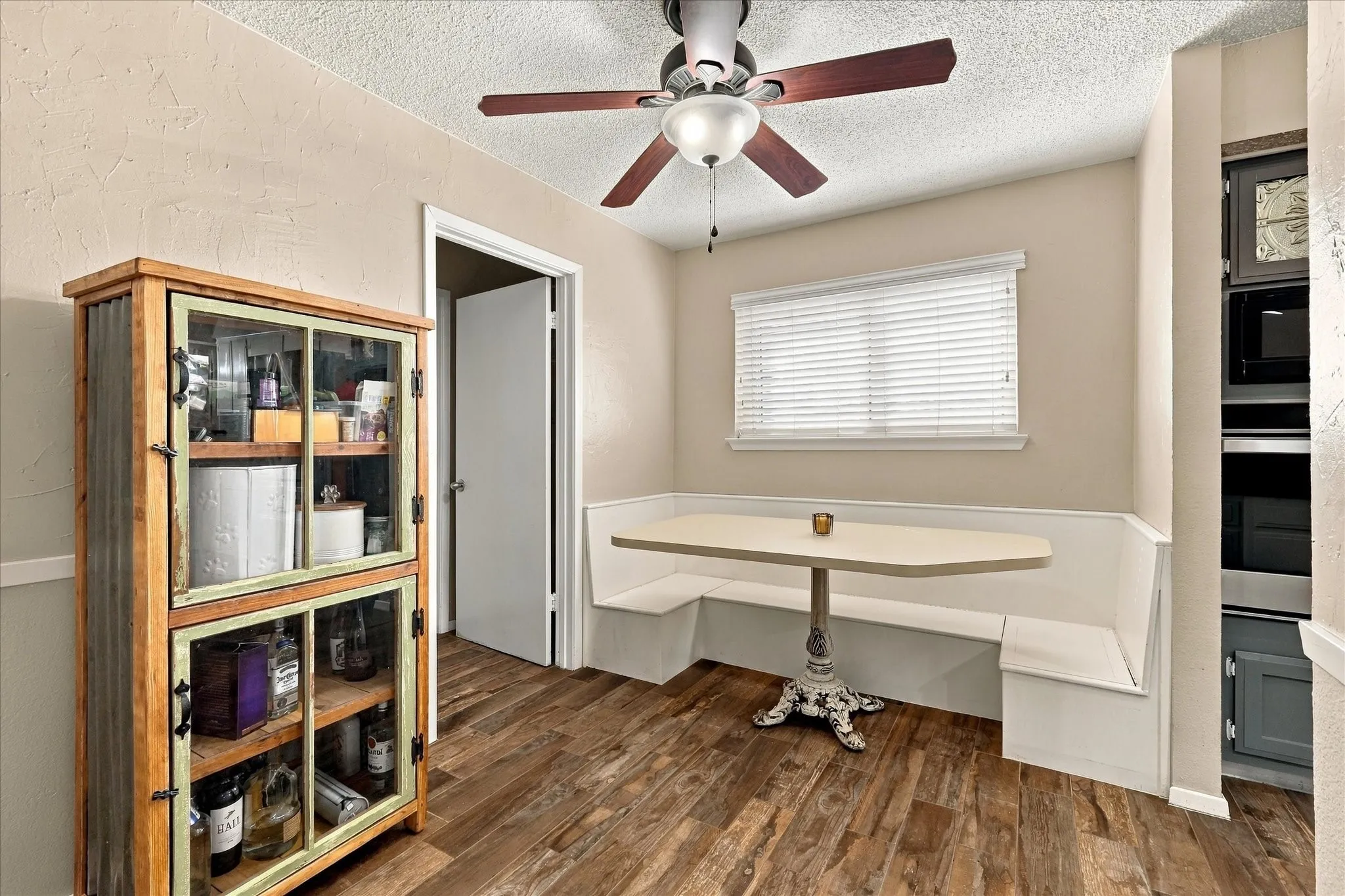 Single Family Residence For Sale in Tarrant County , 2840 Southridge Drive, Grapevine, Texas 76051, 3 Bedroom, 2 Bathroom, 2 Garage spaces, 1,726 Sqft, built in 1978, mls#21392471, Real Estate Agent in Grapevine, Homes For Sale in Tarrant county, Homes For Sale in Grapevine, Realtor in Grapevine Texas, Real Estate Brokerage Independent Realty Texas, Luminita Cordes Realtor