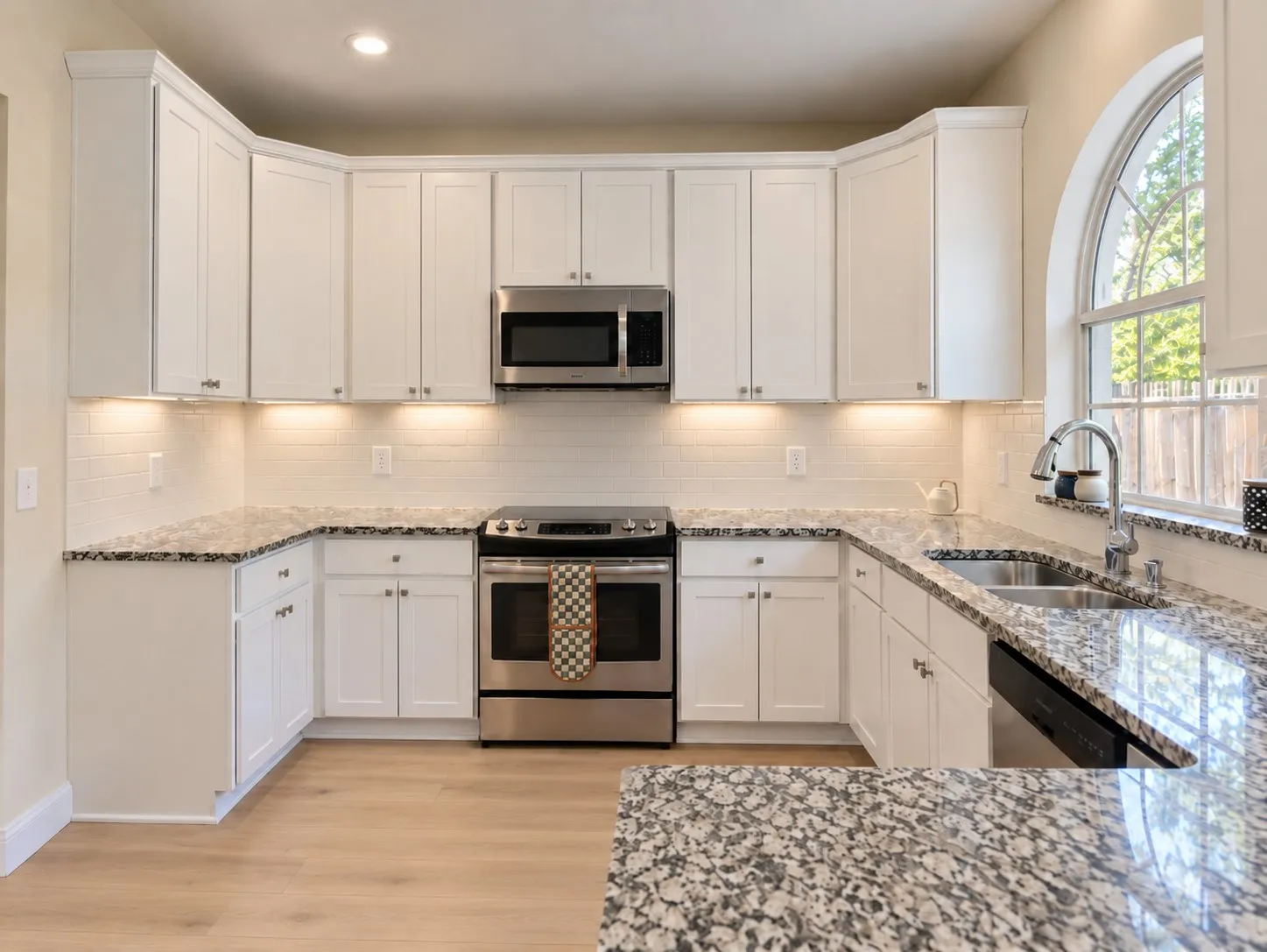Single Family Residence For Sale in Collin County , 1220 HYDE PARK Drive, Mc Kinney, Texas 75069, 4 Bedroom, 4 Bathroom, 1 Garage spaces, 2,026 Sqft, built in 1992, mls#21391355, Real Estate Agent in Mc Kinney, Homes For Sale in Collin county, Homes For Sale in Mc Kinney, Realtor in Mc Kinney Texas, Real Estate Brokerage Independent Realty Texas, Luminita Cordes Realtor