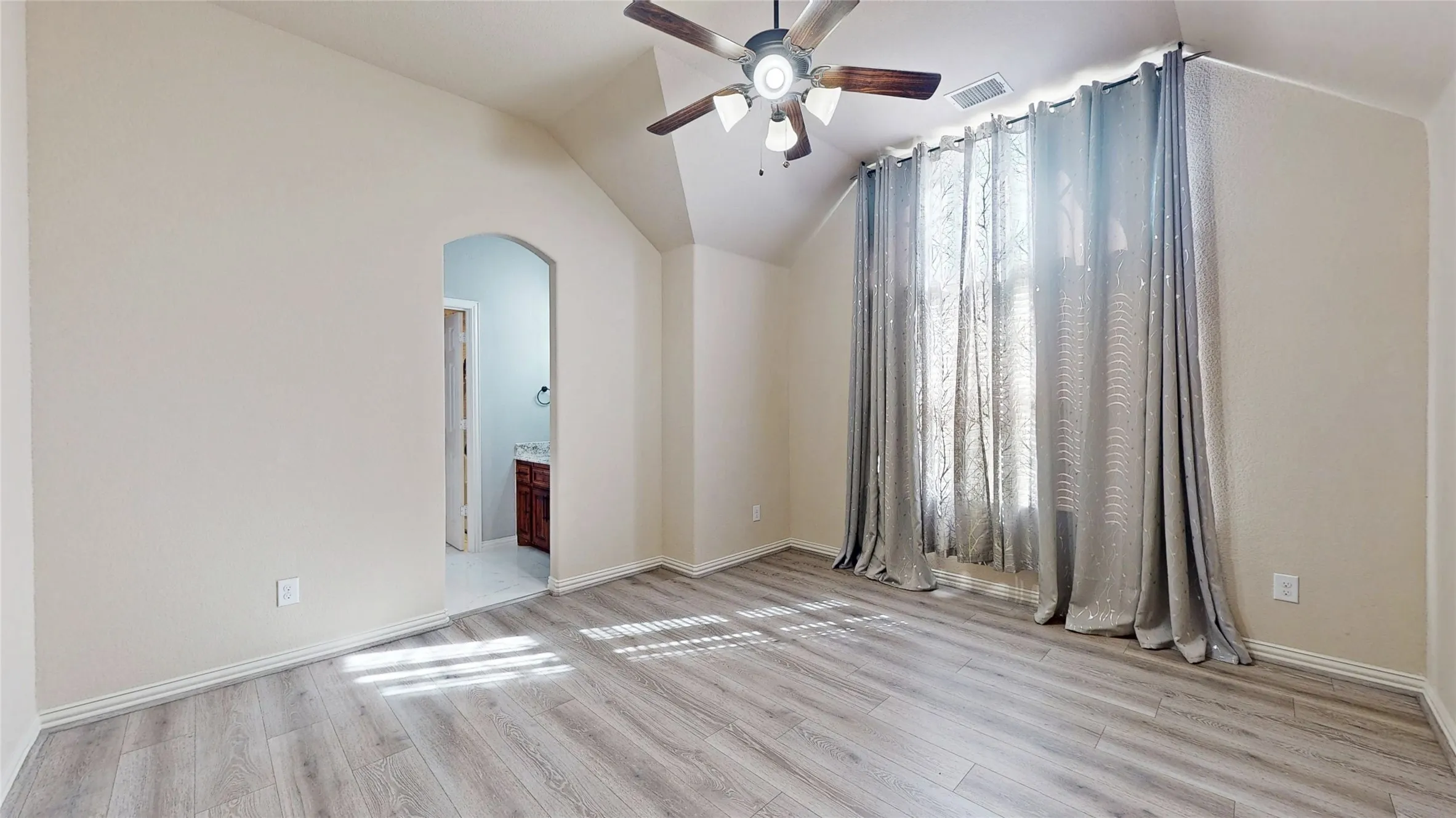 Single Family Residence For Sale in Dallas County , 4903 Barn Owl Trail, Grand Prairie, Texas 75052, 5 Bedroom, 4 Bathroom, 2 Garage spaces, 4,454 Sqft, built in 2014, mls#21392656, Real Estate Agent in Grand Prairie, Homes For Sale in Dallas county, Homes For Sale in Grand Prairie, Realtor in Grand Prairie Texas, Real Estate Brokerage Independent Realty Texas, Luminita Cordes Realtor