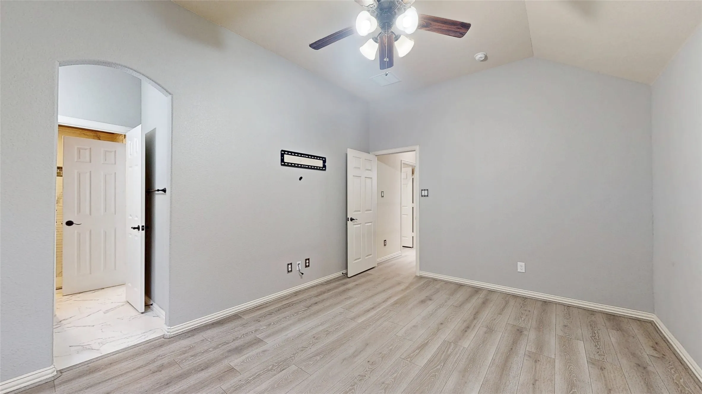 Single Family Residence For Sale in Dallas County , 4903 Barn Owl Trail, Grand Prairie, Texas 75052, 5 Bedroom, 4 Bathroom, 2 Garage spaces, 4,454 Sqft, built in 2014, mls#21392656, Real Estate Agent in Grand Prairie, Homes For Sale in Dallas county, Homes For Sale in Grand Prairie, Realtor in Grand Prairie Texas, Real Estate Brokerage Independent Realty Texas, Luminita Cordes Realtor