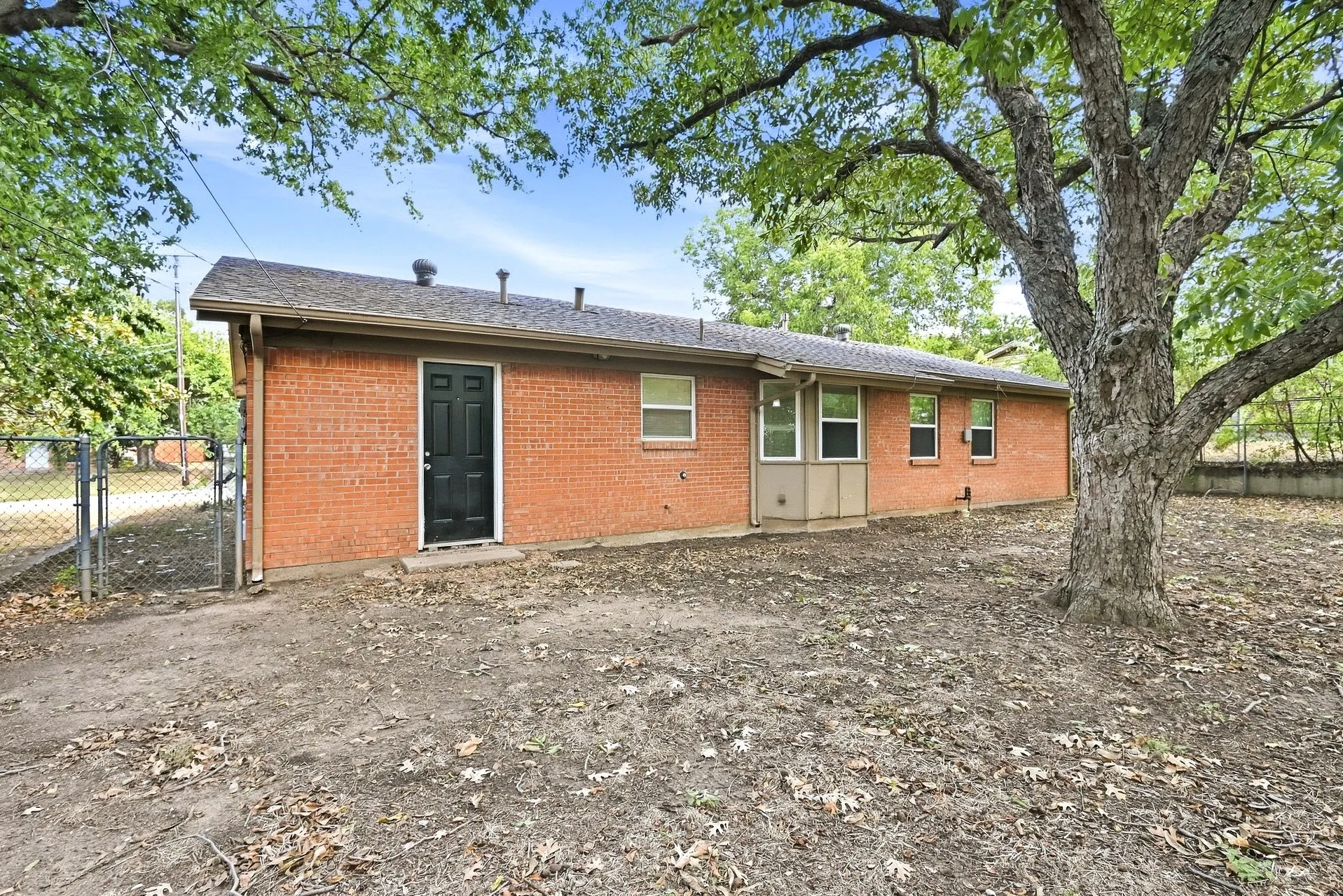 Single Family Residence For Rent in Parker County , 1214 Lynn Street, Weatherford, Texas 76086, 3 Bedroom, 2 Bathroom, 2 Garage spaces, 1,281 Sqft, built in 1963, mls#21392659, Real Estate Agent in Weatherford, Homes For Rent in Parker county, Homes For Rent in Weatherford, Realtor in Weatherford Texas, Real Estate Brokerage Independent Realty Texas, Luminita Cordes Realtor