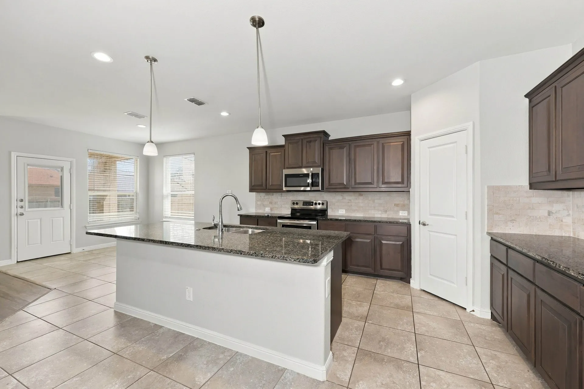 Single Family Residence For Rent in Ellis County , 2614 Lavender Lane, Glenn Heights, Texas 75154, 4 Bedroom, 2 Bathroom, 2 Garage spaces, 2,032 Sqft, built in 2019, mls#21392666, Real Estate Agent in Glenn Heights, Homes For Rent in Ellis county, Homes For Rent in Glenn Heights, Realtor in Glenn Heights Texas, Real Estate Brokerage Independent Realty Texas, Luminita Cordes Realtor