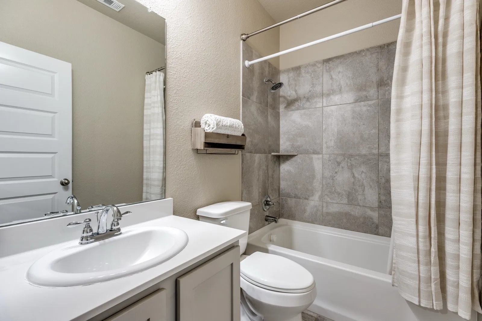 Single Family Residence For Sale in Denton County , 2800 Lakeside Drive, Aubrey, Texas 76227, 4 Bedroom, 2 Bathroom, 2 Garage spaces, 1,953 Sqft, built in 2019, mls#21390702, Real Estate Agent in Aubrey, Homes For Sale in Denton county, Homes For Sale in Aubrey, Realtor in Aubrey Texas, Real Estate Brokerage Independent Realty Texas, Luminita Cordes Realtor