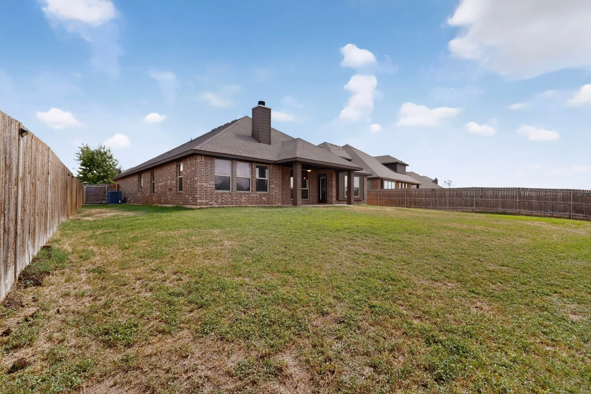 Single Family Residence For Sale in Tarrant County , 1660 Irene Drive, Crowley, Texas 76036, 3 Bedroom, 2 Bathroom, 2 Garage spaces, 2,315 Sqft, built in 2019, mls#21390063, Real Estate Agent in Crowley, Homes For Sale in Tarrant county, Homes For Sale in Crowley, Realtor in Crowley Texas, Real Estate Brokerage Independent Realty Texas, Luminita Cordes Realtor