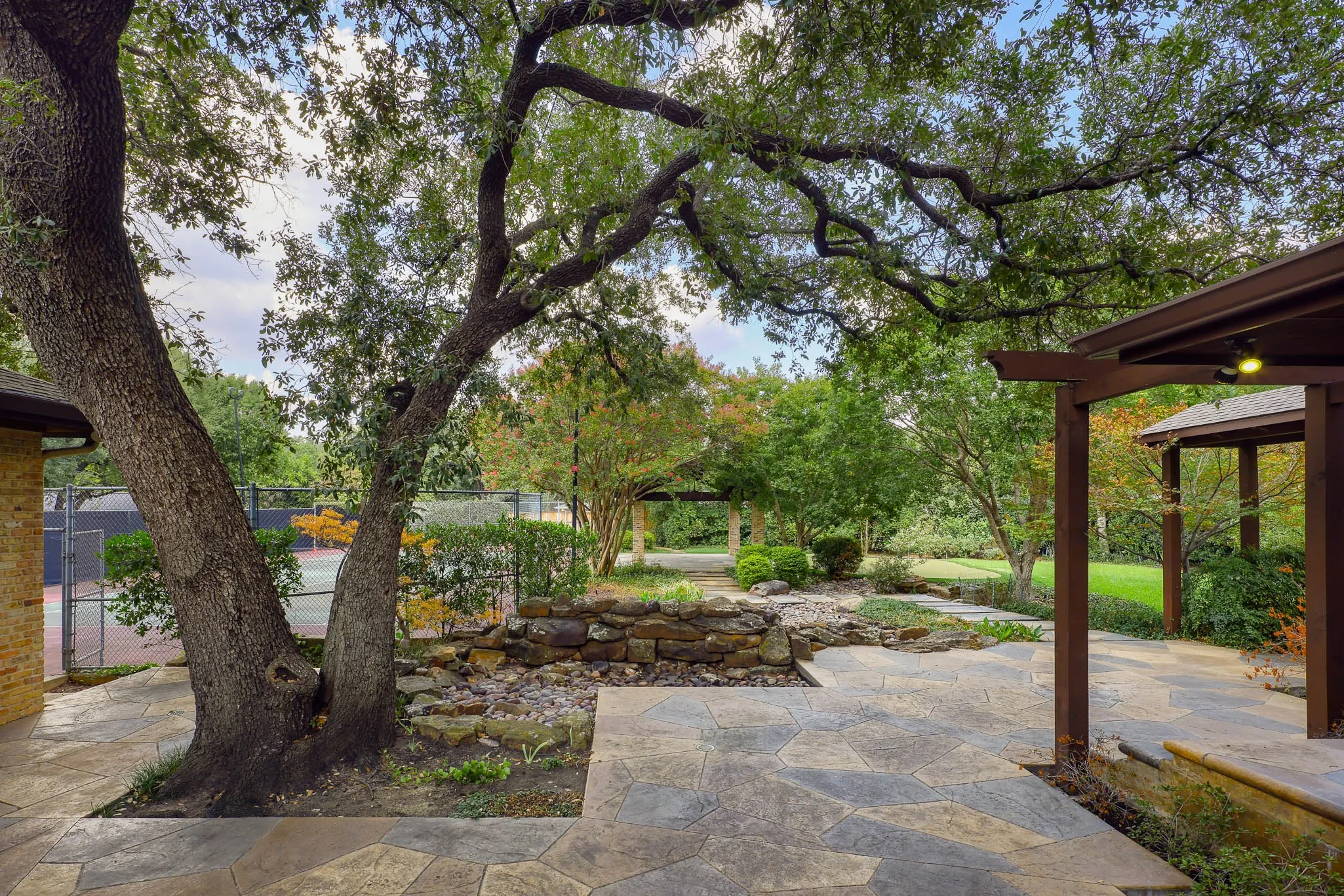 Single Family Residence For Sale in Dallas County , 11298 Russwood Circle, Dallas, Texas 75229, 5 Bedroom, 8 Bathroom, 3 Garage spaces, 7,096 Sqft, built in 1973, mls#21391530, Real Estate Agent in Dallas, Homes For Sale in Dallas county, Homes For Sale in Dallas, Realtor in Dallas Texas, Real Estate Brokerage Independent Realty Texas, Luminita Cordes Realtor