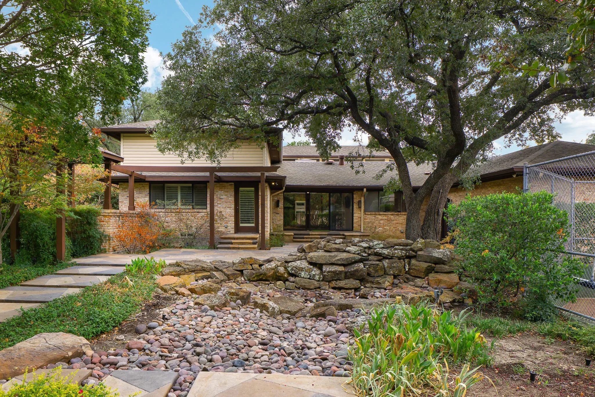 Single Family Residence For Sale in Dallas County , 11298 Russwood Circle, Dallas, Texas 75229, 5 Bedroom, 8 Bathroom, 3 Garage spaces, 7,096 Sqft, built in 1973, mls#21391530, Real Estate Agent in Dallas, Homes For Sale in Dallas county, Homes For Sale in Dallas, Realtor in Dallas Texas, Real Estate Brokerage Independent Realty Texas, Luminita Cordes Realtor