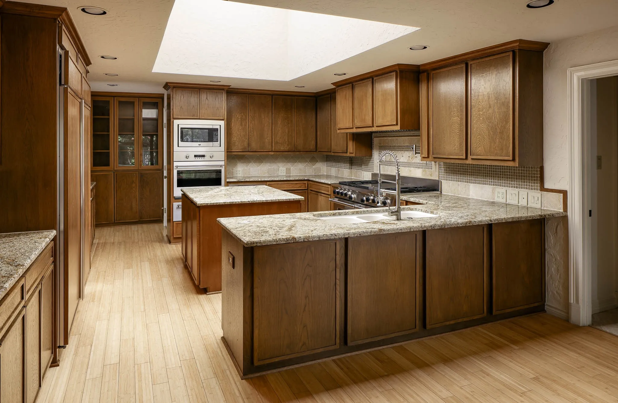 Single Family Residence For Sale in Dallas County , 11298 Russwood Circle, Dallas, Texas 75229, 5 Bedroom, 8 Bathroom, 3 Garage spaces, 7,096 Sqft, built in 1973, mls#21391530, Real Estate Agent in Dallas, Homes For Sale in Dallas county, Homes For Sale in Dallas, Realtor in Dallas Texas, Real Estate Brokerage Independent Realty Texas, Luminita Cordes Realtor