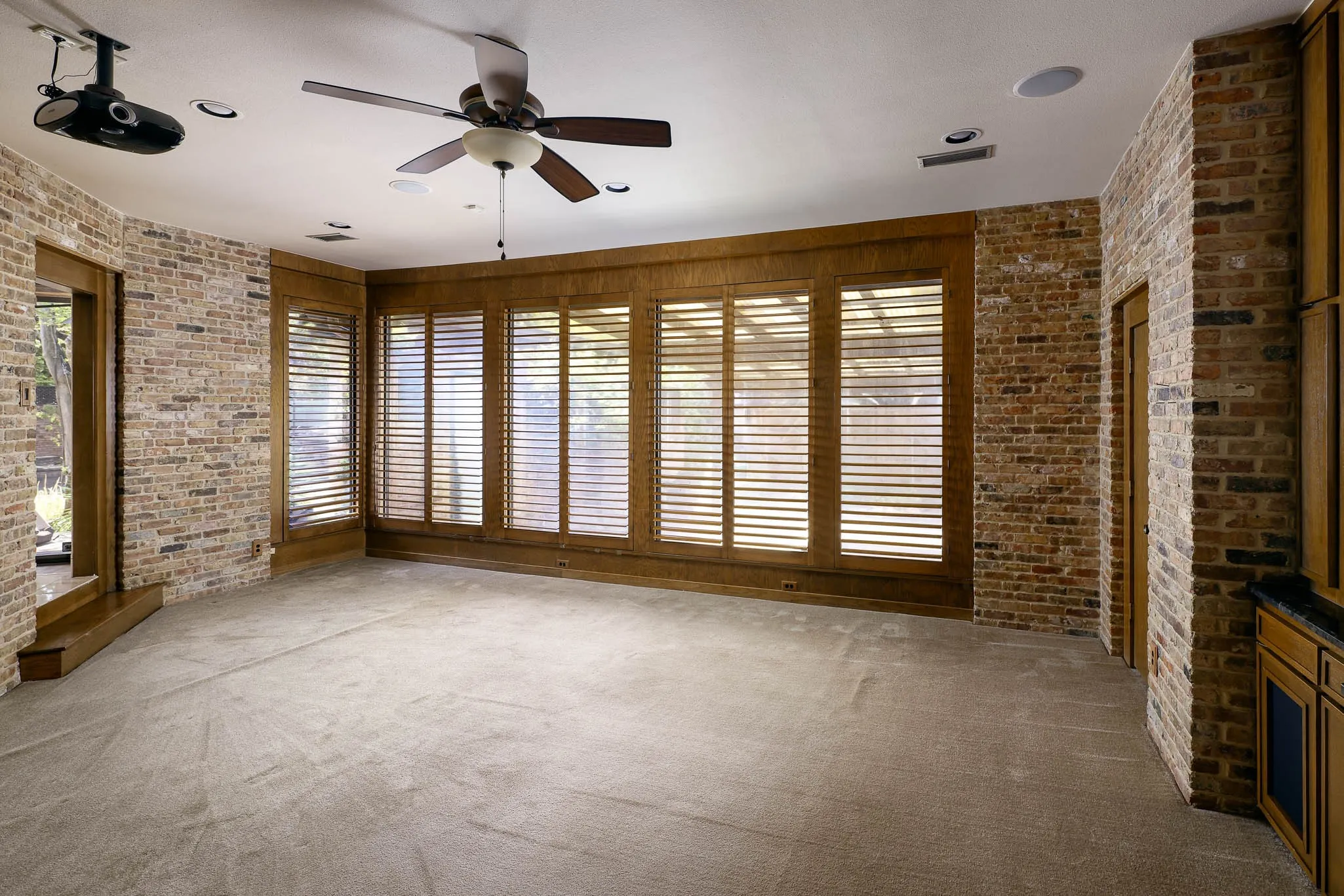 Single Family Residence For Sale in Dallas County , 11298 Russwood Circle, Dallas, Texas 75229, 5 Bedroom, 8 Bathroom, 3 Garage spaces, 7,096 Sqft, built in 1973, mls#21391530, Real Estate Agent in Dallas, Homes For Sale in Dallas county, Homes For Sale in Dallas, Realtor in Dallas Texas, Real Estate Brokerage Independent Realty Texas, Luminita Cordes Realtor