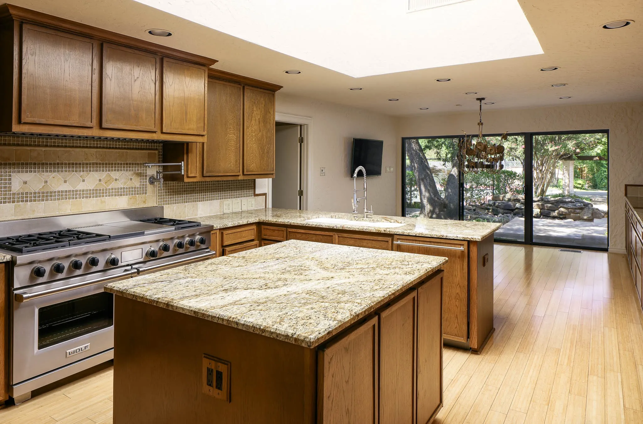 Single Family Residence For Sale in Dallas County , 11298 Russwood Circle, Dallas, Texas 75229, 5 Bedroom, 8 Bathroom, 3 Garage spaces, 7,096 Sqft, built in 1973, mls#21391530, Real Estate Agent in Dallas, Homes For Sale in Dallas county, Homes For Sale in Dallas, Realtor in Dallas Texas, Real Estate Brokerage Independent Realty Texas, Luminita Cordes Realtor