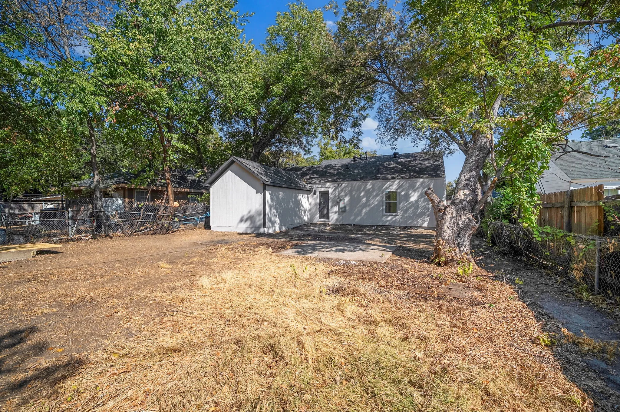 Single Family Residence For Sale in Dallas County , 1513 Ash Street, Grand Prairie, Texas 75050, 3 Bedroom, 2 Bathroom, Garage spaces, 1,200 Sqft, built in 1942, mls#21392088, Real Estate Agent in Grand Prairie, Homes For Sale in Dallas county, Homes For Sale in Grand Prairie, Realtor in Grand Prairie Texas, Real Estate Brokerage Independent Realty Texas, Luminita Cordes Realtor