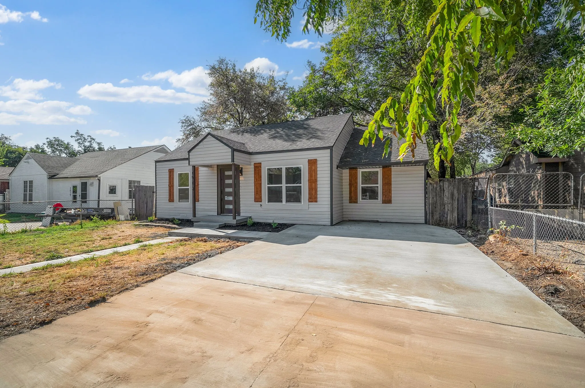 Single Family Residence For Sale in Dallas County , 1513 Ash Street, Grand Prairie, Texas 75050, 3 Bedroom, 2 Bathroom, Garage spaces, 1,200 Sqft, built in 1942, mls#21392088, Real Estate Agent in Grand Prairie, Homes For Sale in Dallas county, Homes For Sale in Grand Prairie, Realtor in Grand Prairie Texas, Real Estate Brokerage Independent Realty Texas, Luminita Cordes Realtor