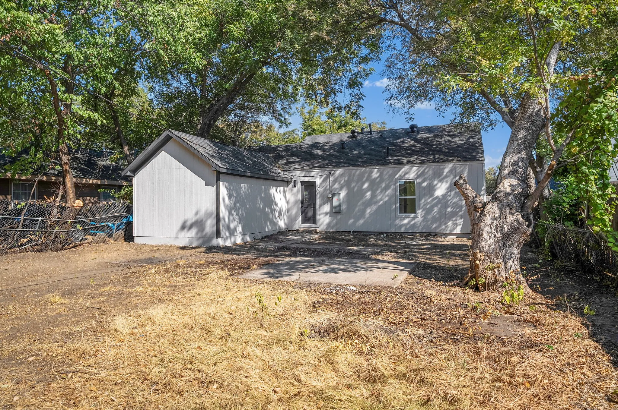 Single Family Residence For Sale in Dallas County , 1513 Ash Street, Grand Prairie, Texas 75050, 3 Bedroom, 2 Bathroom, Garage spaces, 1,200 Sqft, built in 1942, mls#21392088, Real Estate Agent in Grand Prairie, Homes For Sale in Dallas county, Homes For Sale in Grand Prairie, Realtor in Grand Prairie Texas, Real Estate Brokerage Independent Realty Texas, Luminita Cordes Realtor
