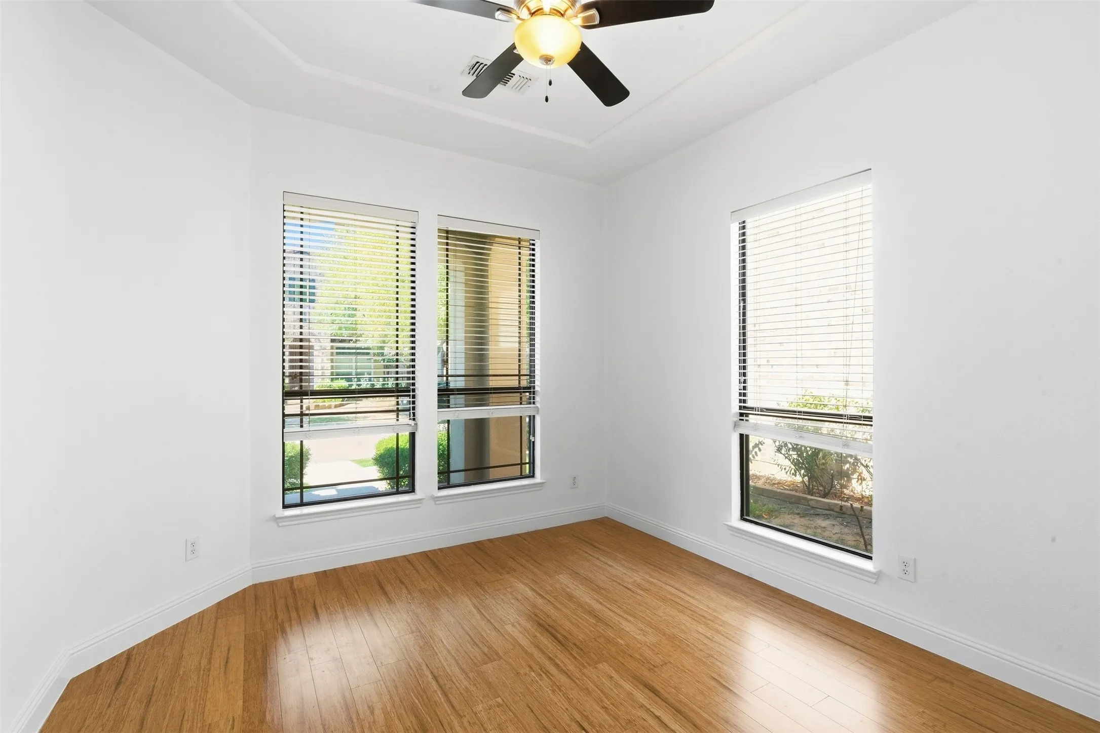Single Family Residence For Sale in Dallas County , 722 Arbol, Irving, Texas 75039, 3 Bedroom, 2 Bathroom, 2 Garage spaces, 1,736 Sqft, built in 2007, mls#21383929, Real Estate Agent in Irving, Homes For Sale in Dallas county, Homes For Sale in Irving, Realtor in Irving Texas, Real Estate Brokerage Independent Realty Texas, Luminita Cordes Realtor