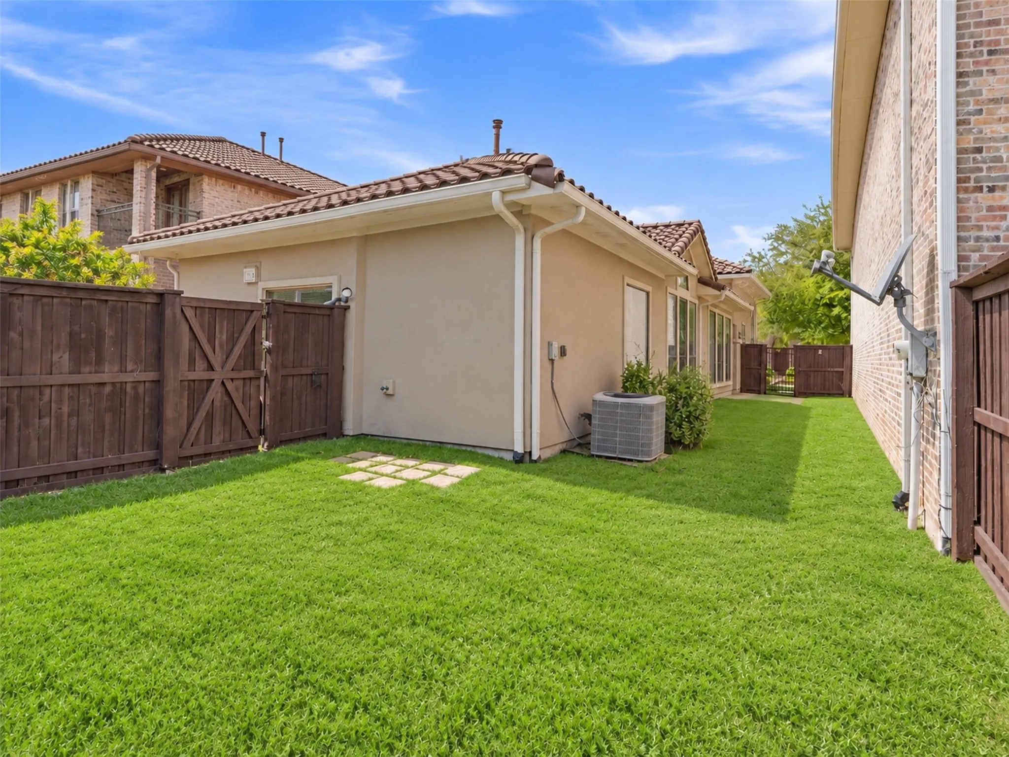Single Family Residence For Sale in Dallas County , 722 Arbol, Irving, Texas 75039, 3 Bedroom, 2 Bathroom, 2 Garage spaces, 1,736 Sqft, built in 2007, mls#21383929, Real Estate Agent in Irving, Homes For Sale in Dallas county, Homes For Sale in Irving, Realtor in Irving Texas, Real Estate Brokerage Independent Realty Texas, Luminita Cordes Realtor