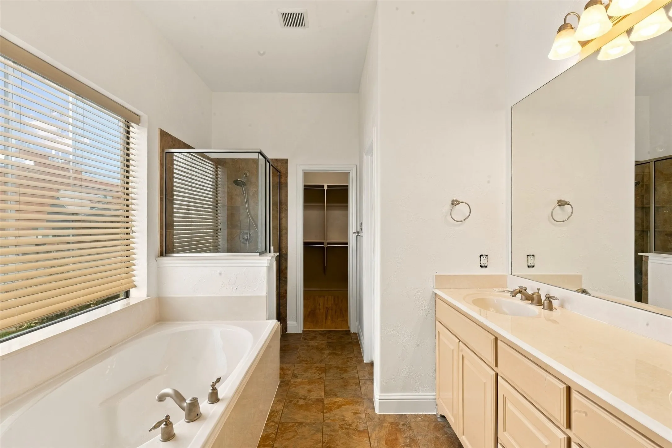 Single Family Residence For Sale in Dallas County , 722 Arbol, Irving, Texas 75039, 3 Bedroom, 2 Bathroom, 2 Garage spaces, 1,736 Sqft, built in 2007, mls#21383929, Real Estate Agent in Irving, Homes For Sale in Dallas county, Homes For Sale in Irving, Realtor in Irving Texas, Real Estate Brokerage Independent Realty Texas, Luminita Cordes Realtor