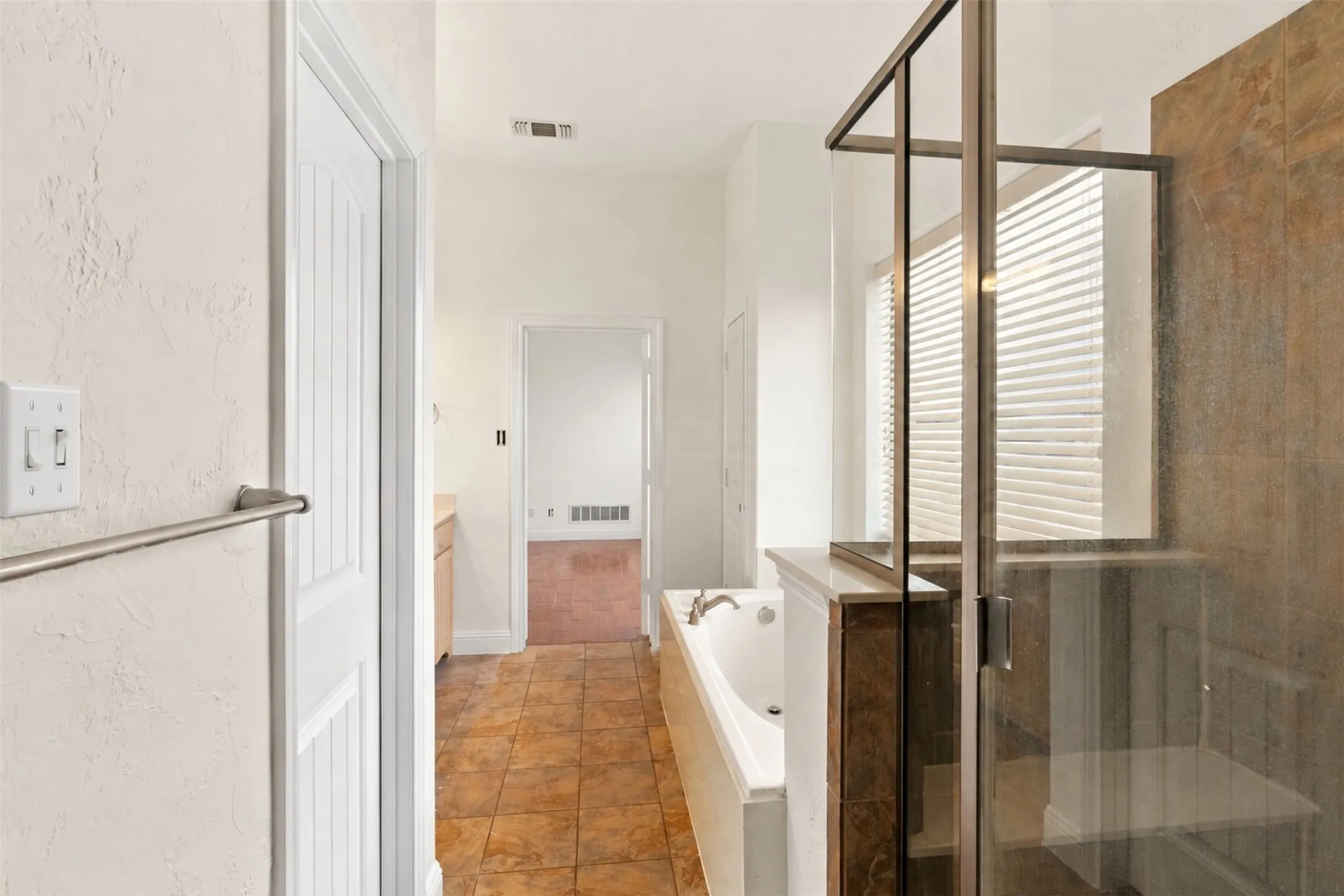 Single Family Residence For Sale in Dallas County , 722 Arbol, Irving, Texas 75039, 3 Bedroom, 2 Bathroom, 2 Garage spaces, 1,736 Sqft, built in 2007, mls#21383929, Real Estate Agent in Irving, Homes For Sale in Dallas county, Homes For Sale in Irving, Realtor in Irving Texas, Real Estate Brokerage Independent Realty Texas, Luminita Cordes Realtor