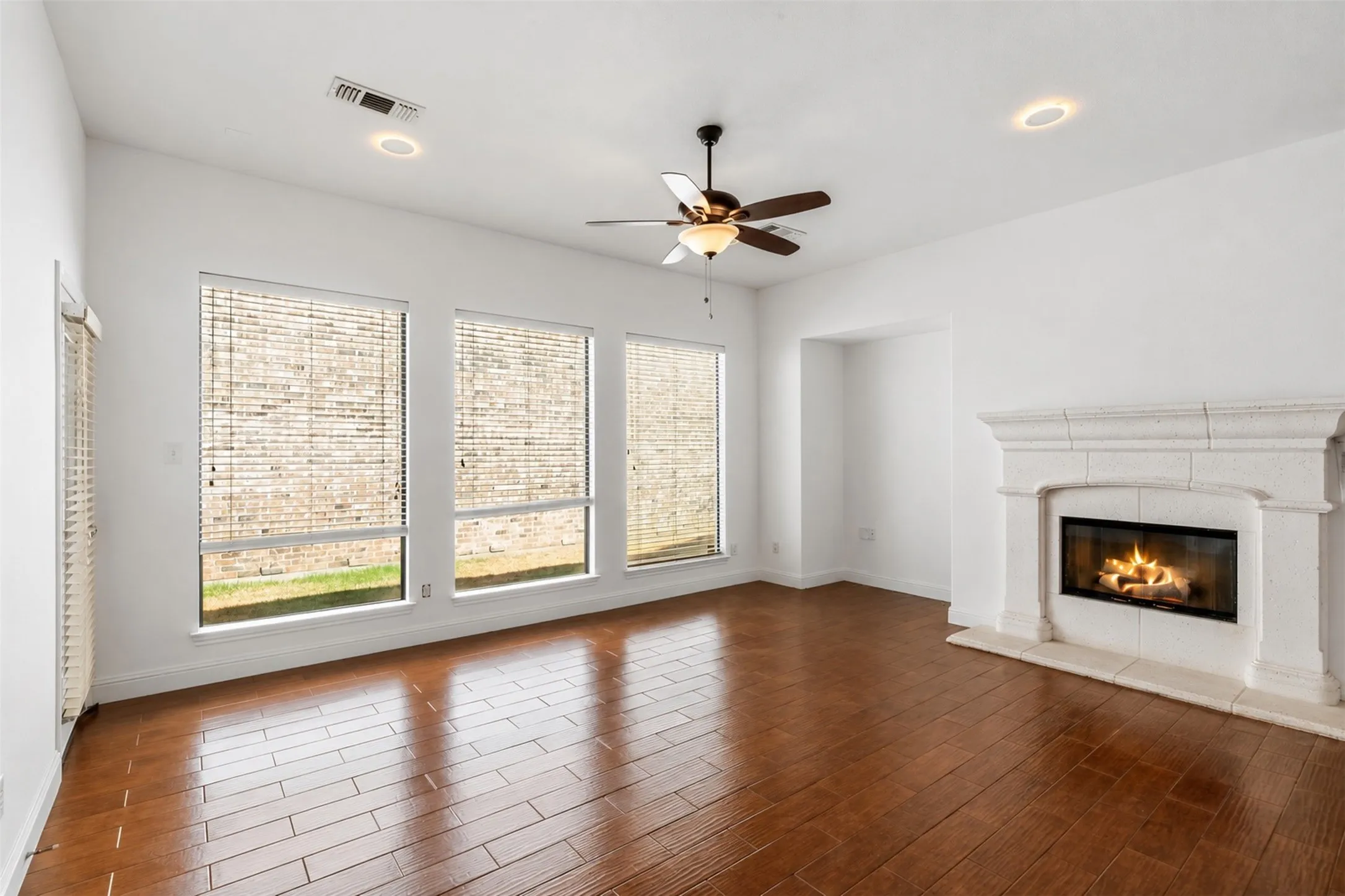 Single Family Residence For Sale in Dallas County , 722 Arbol, Irving, Texas 75039, 3 Bedroom, 2 Bathroom, 2 Garage spaces, 1,736 Sqft, built in 2007, mls#21383929, Real Estate Agent in Irving, Homes For Sale in Dallas county, Homes For Sale in Irving, Realtor in Irving Texas, Real Estate Brokerage Independent Realty Texas, Luminita Cordes Realtor