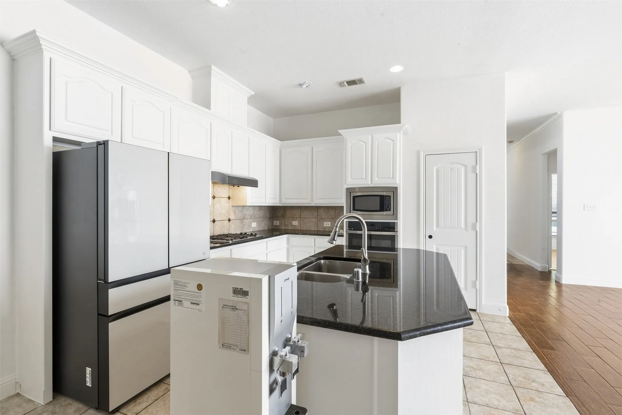 Single Family Residence For Sale in Dallas County , 722 Arbol, Irving, Texas 75039, 3 Bedroom, 2 Bathroom, 2 Garage spaces, 1,736 Sqft, built in 2007, mls#21383929, Real Estate Agent in Irving, Homes For Sale in Dallas county, Homes For Sale in Irving, Realtor in Irving Texas, Real Estate Brokerage Independent Realty Texas, Luminita Cordes Realtor