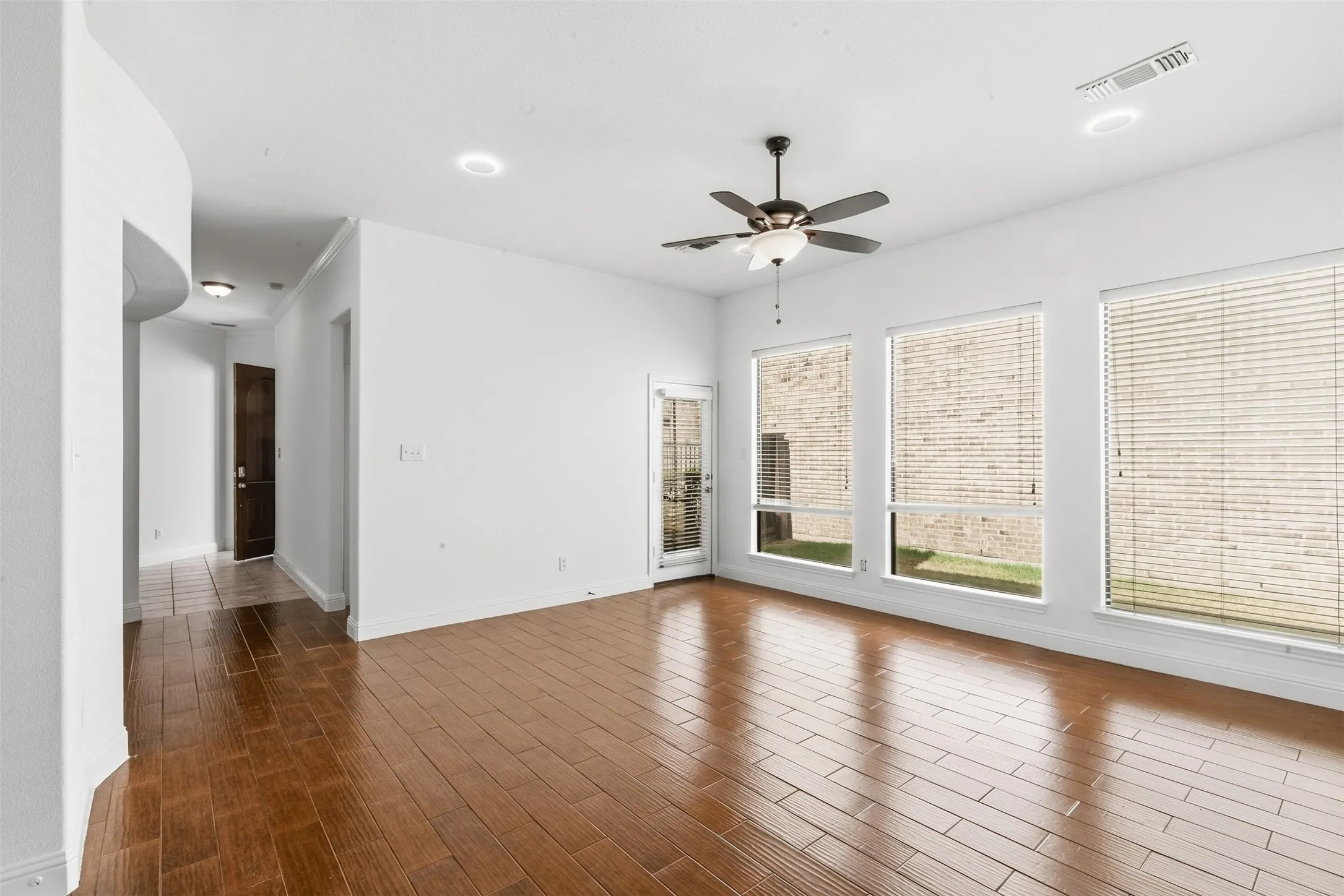 Single Family Residence For Sale in Dallas County , 722 Arbol, Irving, Texas 75039, 3 Bedroom, 2 Bathroom, 2 Garage spaces, 1,736 Sqft, built in 2007, mls#21383929, Real Estate Agent in Irving, Homes For Sale in Dallas county, Homes For Sale in Irving, Realtor in Irving Texas, Real Estate Brokerage Independent Realty Texas, Luminita Cordes Realtor