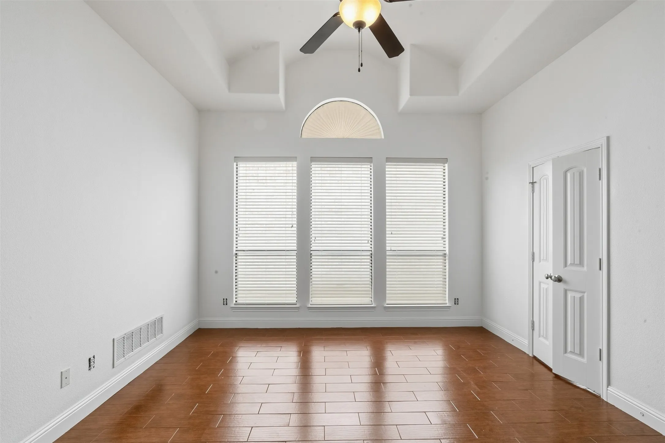 Single Family Residence For Sale in Dallas County , 722 Arbol, Irving, Texas 75039, 3 Bedroom, 2 Bathroom, 2 Garage spaces, 1,736 Sqft, built in 2007, mls#21383929, Real Estate Agent in Irving, Homes For Sale in Dallas county, Homes For Sale in Irving, Realtor in Irving Texas, Real Estate Brokerage Independent Realty Texas, Luminita Cordes Realtor