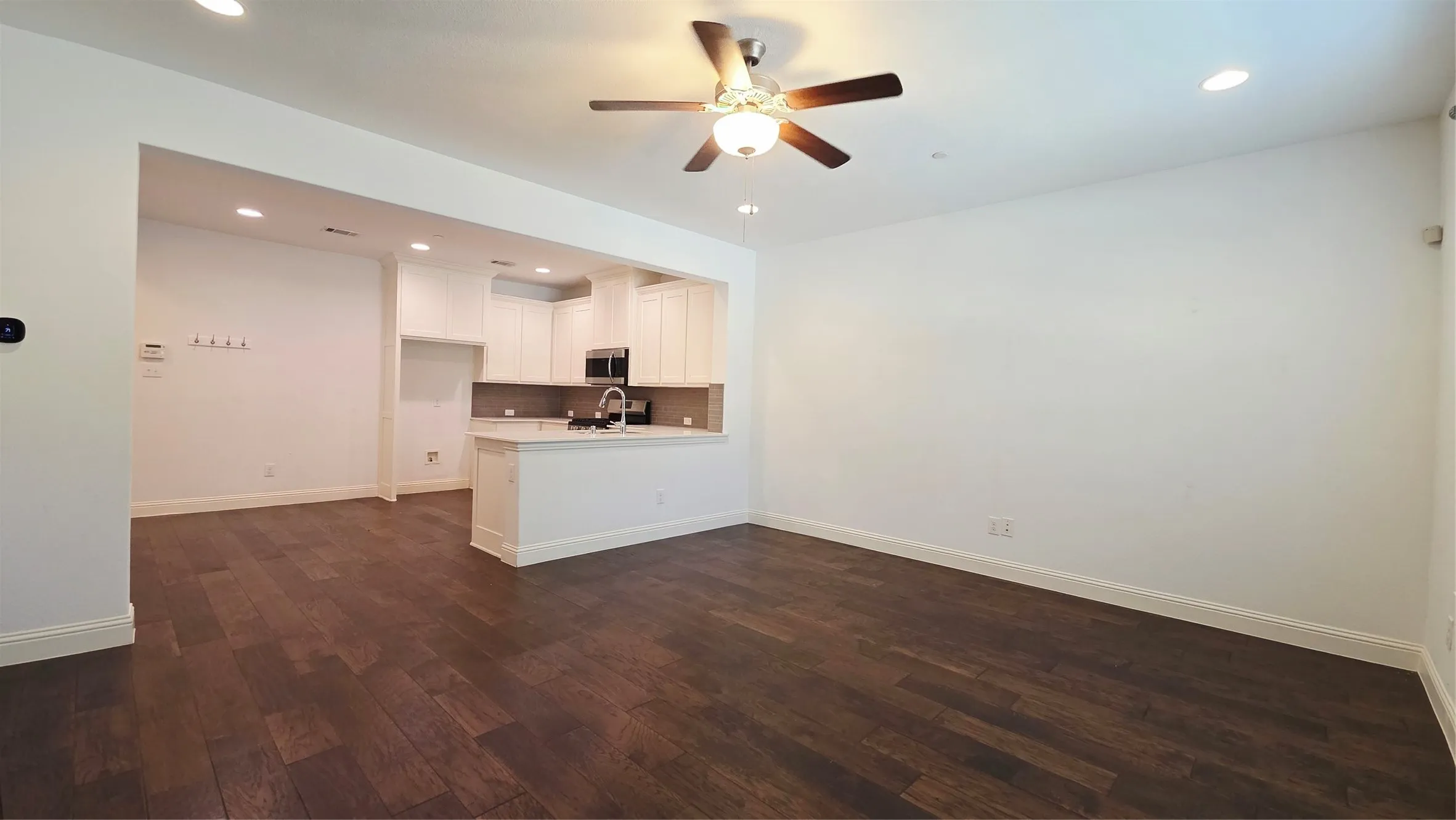 Townhouse For Rent in Collin County , 6209 Davison Way, Mc Kinney, Texas 75070, 3 Bedroom, 3 Bathroom, 2 Garage spaces, 1,695 Sqft, built in 2018, mls#21392681, Real Estate Agent in Mc Kinney, Homes For Rent in Collin county, Homes For Rent in Mc Kinney, Realtor in Mc Kinney Texas, Real Estate Brokerage Independent Realty Texas, Luminita Cordes Realtor