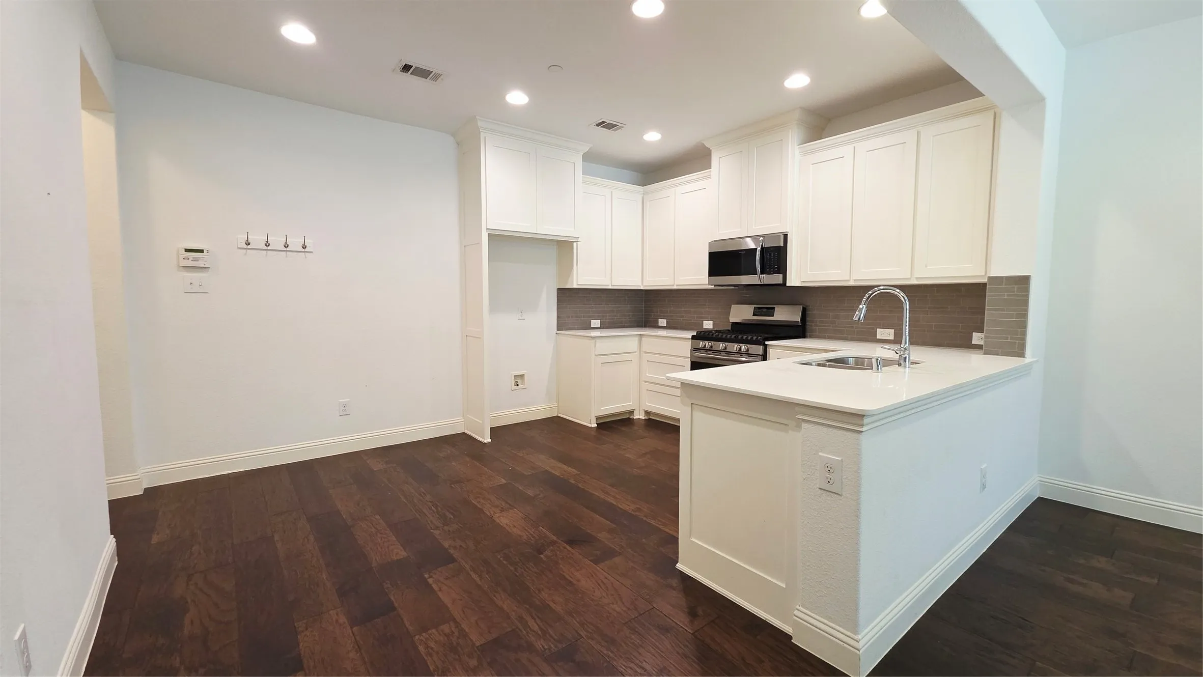 Townhouse For Rent in Collin County , 6209 Davison Way, Mc Kinney, Texas 75070, 3 Bedroom, 3 Bathroom, 2 Garage spaces, 1,695 Sqft, built in 2018, mls#21392681, Real Estate Agent in Mc Kinney, Homes For Rent in Collin county, Homes For Rent in Mc Kinney, Realtor in Mc Kinney Texas, Real Estate Brokerage Independent Realty Texas, Luminita Cordes Realtor