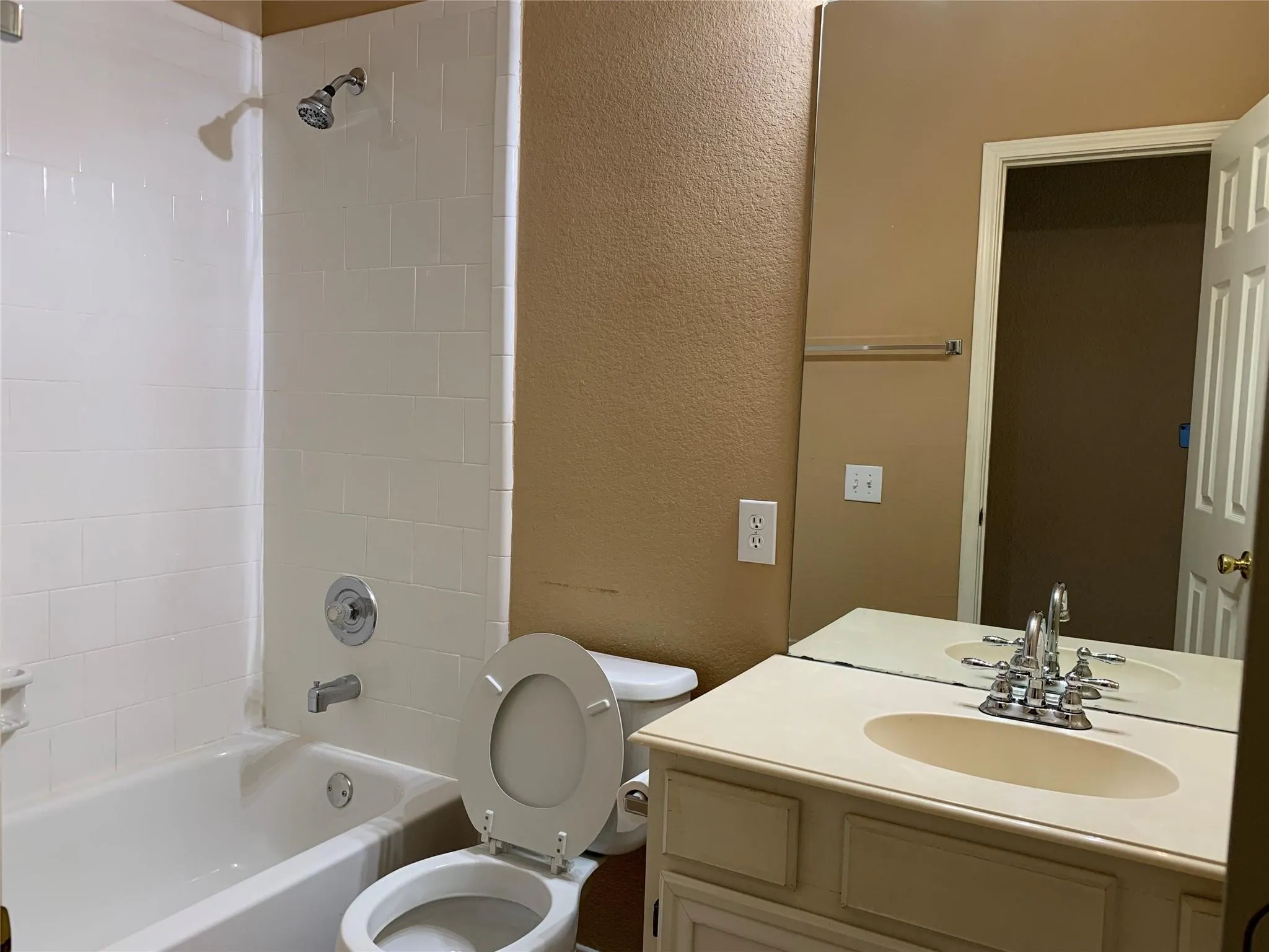 Single Family Residence For Rent in Collin County , 6705 Misty Hollow Drive, Plano, Texas 75024, 4 Bedroom, 2 Bathroom, 2 Garage spaces, 2,048 Sqft, built in 1996, mls#21392691, Real Estate Agent in Plano, Homes For Rent in Collin county, Homes For Rent in Plano, Realtor in Plano Texas, Real Estate Brokerage Independent Realty Texas, Luminita Cordes Realtor