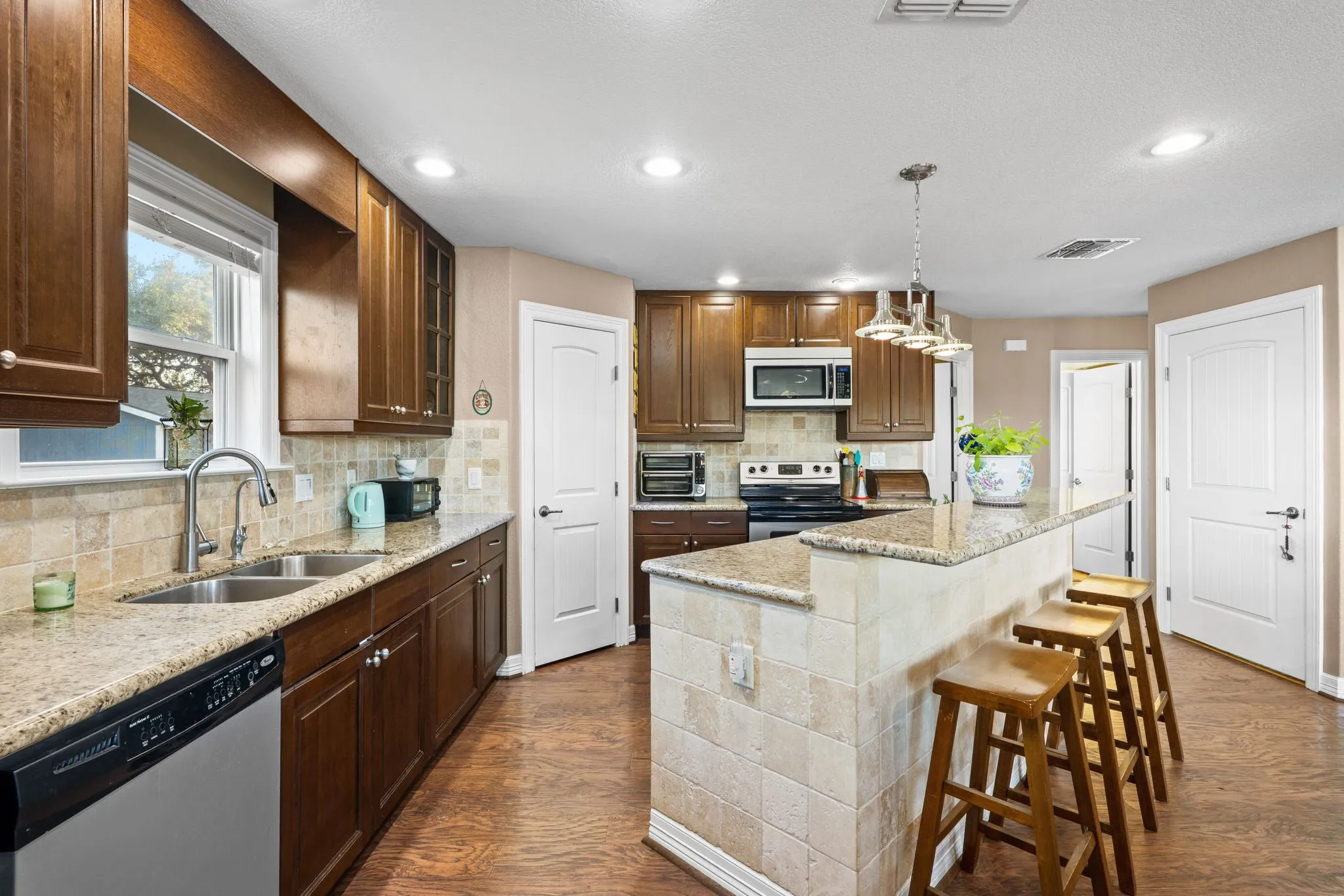 Single Family Residence For Sale in Comal County , 556 Apollo, Canyon Lake, Texas 78133, 5 Bedroom, 3 Bathroom, 1 Garage spaces, 2,679 Sqft, built in 2011, mls#21392692, Real Estate Agent in Canyon Lake, Homes For Sale in Comal county, Homes For Sale in Canyon Lake, Realtor in Canyon Lake Texas, Real Estate Brokerage Independent Realty Texas, Luminita Cordes Realtor