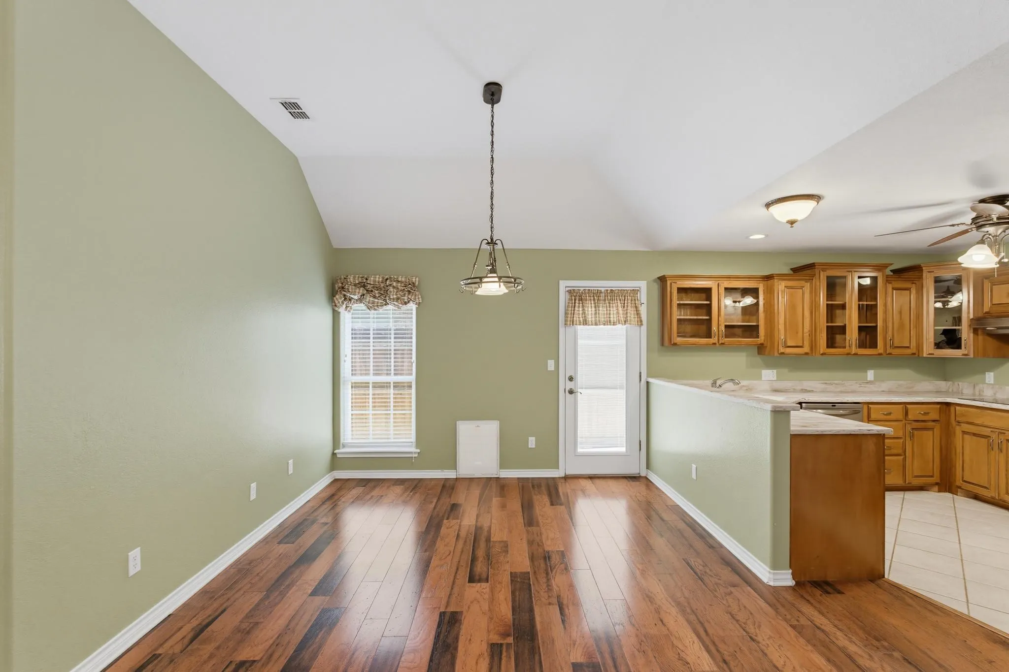 Single Family Residence For Sale in Taylor County , 3917 Garden Grove Lane, Abilene, Texas 79606, 3 Bedroom, 2 Bathroom, 2 Garage spaces, 1,608 Sqft, built in 2005, mls#21392559, Real Estate Agent in Abilene, Homes For Sale in Taylor county, Homes For Sale in Abilene, Realtor in Abilene Texas, Real Estate Brokerage Independent Realty Texas, Luminita Cordes Realtor