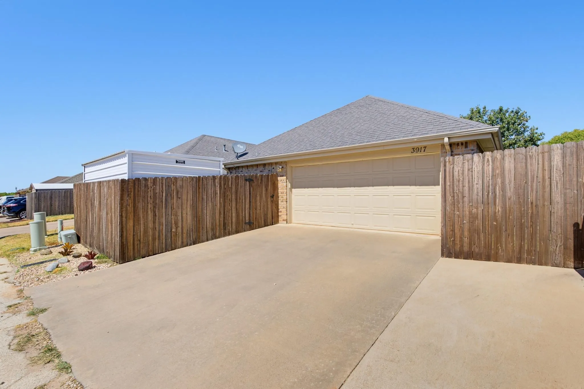 Single Family Residence For Sale in Taylor County , 3917 Garden Grove Lane, Abilene, Texas 79606, 3 Bedroom, 2 Bathroom, 2 Garage spaces, 1,608 Sqft, built in 2005, mls#21392559, Real Estate Agent in Abilene, Homes For Sale in Taylor county, Homes For Sale in Abilene, Realtor in Abilene Texas, Real Estate Brokerage Independent Realty Texas, Luminita Cordes Realtor