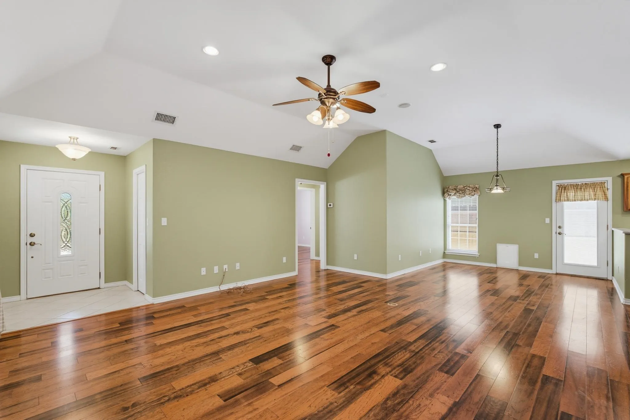 Single Family Residence For Sale in Taylor County , 3917 Garden Grove Lane, Abilene, Texas 79606, 3 Bedroom, 2 Bathroom, 2 Garage spaces, 1,608 Sqft, built in 2005, mls#21392559, Real Estate Agent in Abilene, Homes For Sale in Taylor county, Homes For Sale in Abilene, Realtor in Abilene Texas, Real Estate Brokerage Independent Realty Texas, Luminita Cordes Realtor