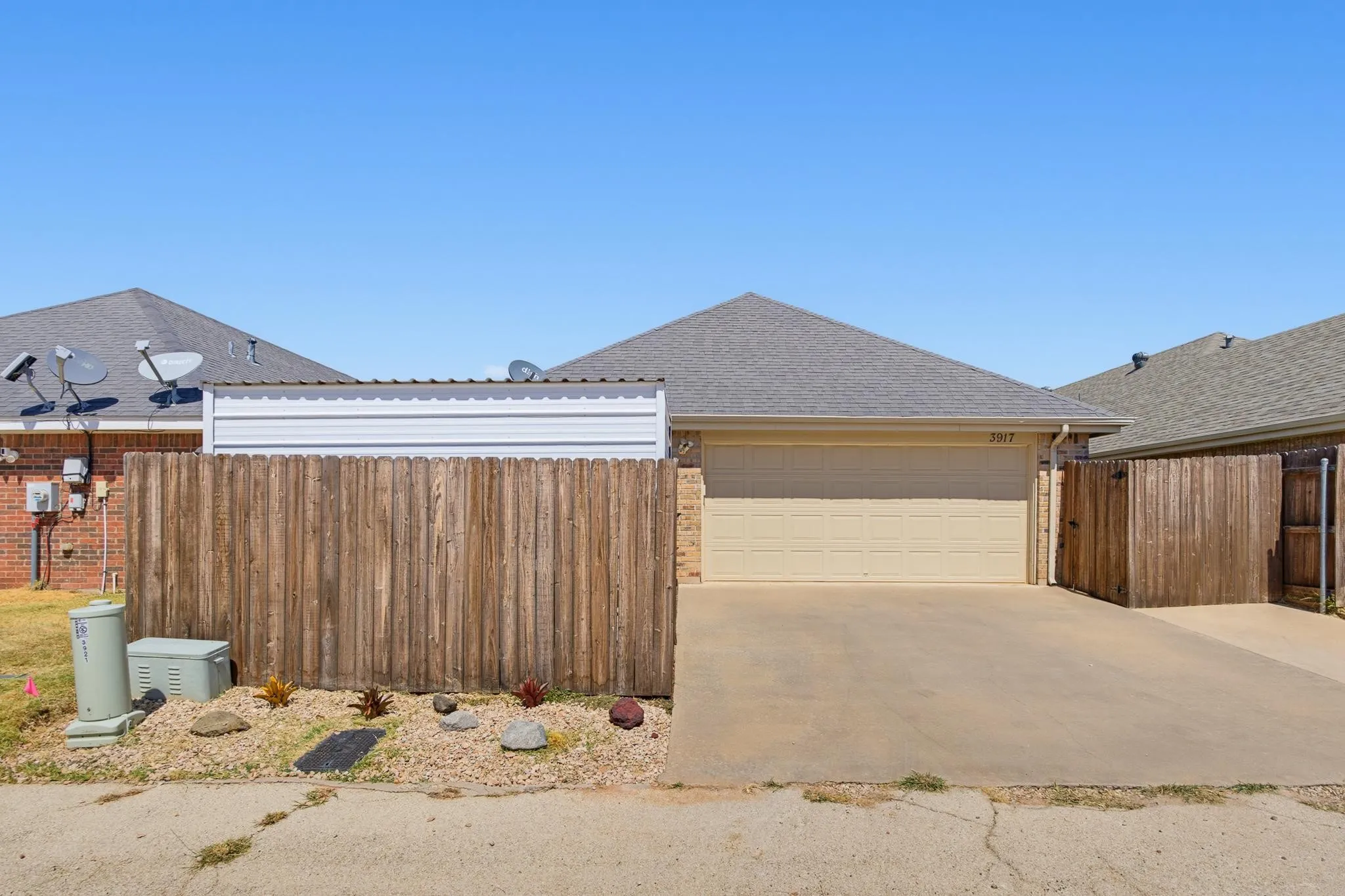 Single Family Residence For Sale in Taylor County , 3917 Garden Grove Lane, Abilene, Texas 79606, 3 Bedroom, 2 Bathroom, 2 Garage spaces, 1,608 Sqft, built in 2005, mls#21392559, Real Estate Agent in Abilene, Homes For Sale in Taylor county, Homes For Sale in Abilene, Realtor in Abilene Texas, Real Estate Brokerage Independent Realty Texas, Luminita Cordes Realtor