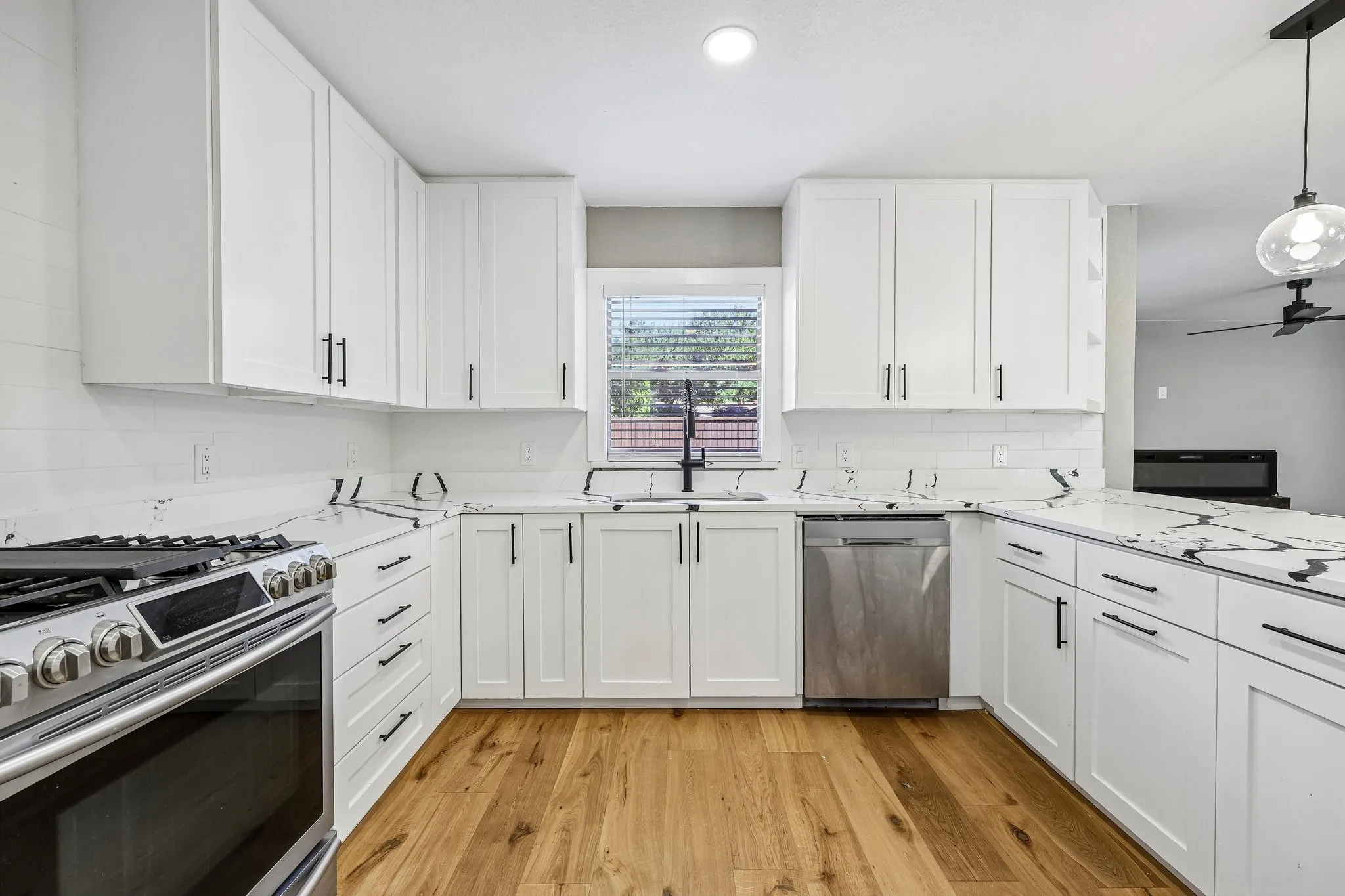 Single Family Residence For Sale in Dallas County , 3889 Davila Drive, Dallas, Texas 75220, 6 Bedroom, 5 Bathroom, 2 Garage spaces, 5,200 Sqft, built in 2018, mls#21392694, Real Estate Agent in Dallas, Homes For Sale in Dallas county, Homes For Sale in Dallas, Realtor in Dallas Texas, Real Estate Brokerage Independent Realty Texas, Luminita Cordes Realtor