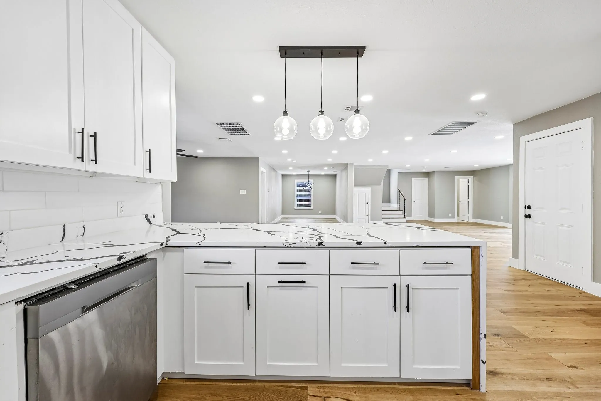 Single Family Residence For Sale in Dallas County , 3889 Davila Drive, Dallas, Texas 75220, 6 Bedroom, 5 Bathroom, 2 Garage spaces, 5,200 Sqft, built in 2018, mls#21392694, Real Estate Agent in Dallas, Homes For Sale in Dallas county, Homes For Sale in Dallas, Realtor in Dallas Texas, Real Estate Brokerage Independent Realty Texas, Luminita Cordes Realtor