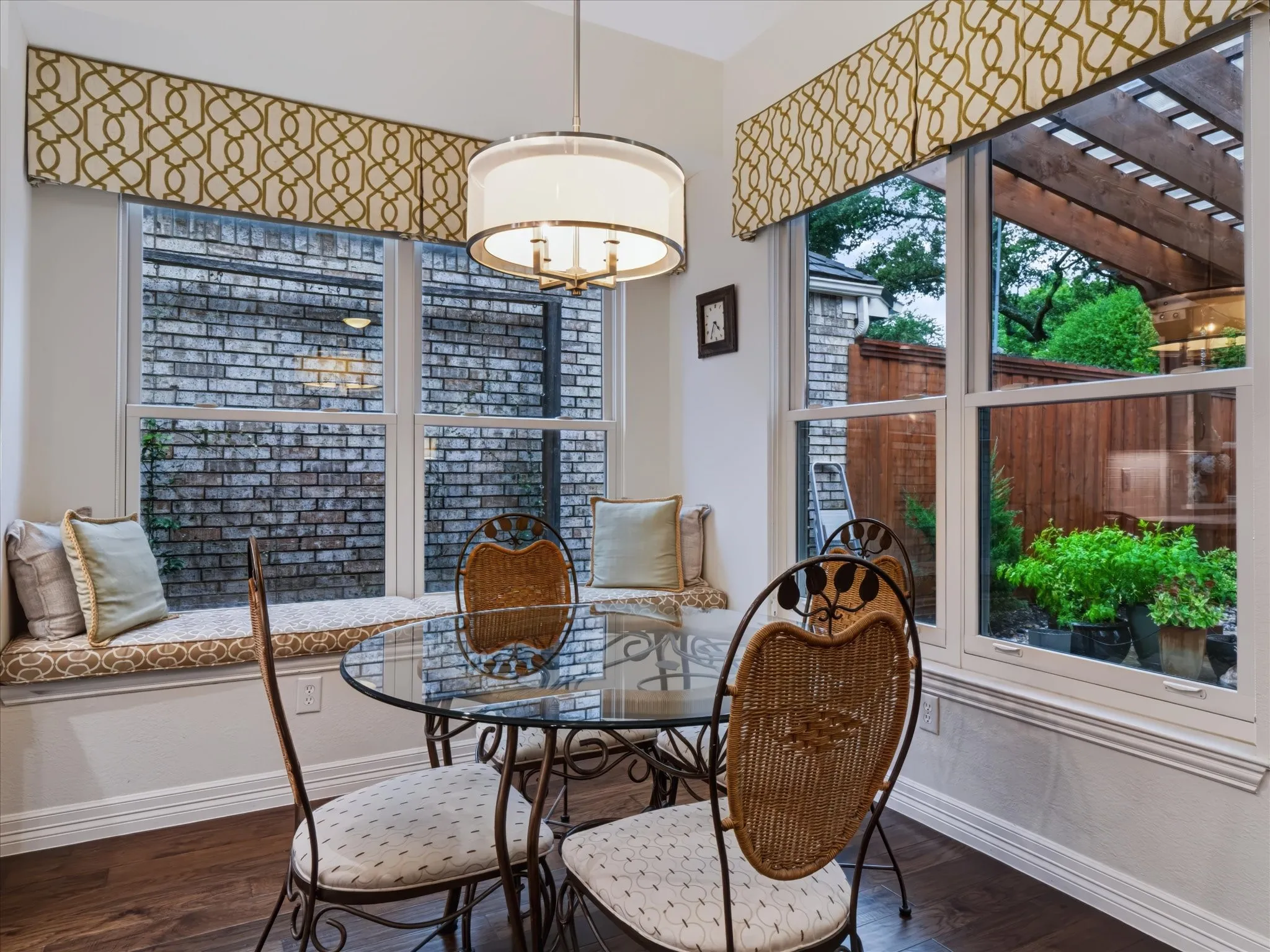 Single Family Residence For Sale in Dallas County , 3838 Canot Lane, Addison, Texas 75001, 3 Bedroom, 3 Bathroom, 2 Garage spaces, 2,637 Sqft, built in 1991, mls#21390427, Real Estate Agent in Addison, Homes For Sale in Dallas county, Homes For Sale in Addison, Realtor in Addison Texas, Real Estate Brokerage Independent Realty Texas, Luminita Cordes Realtor