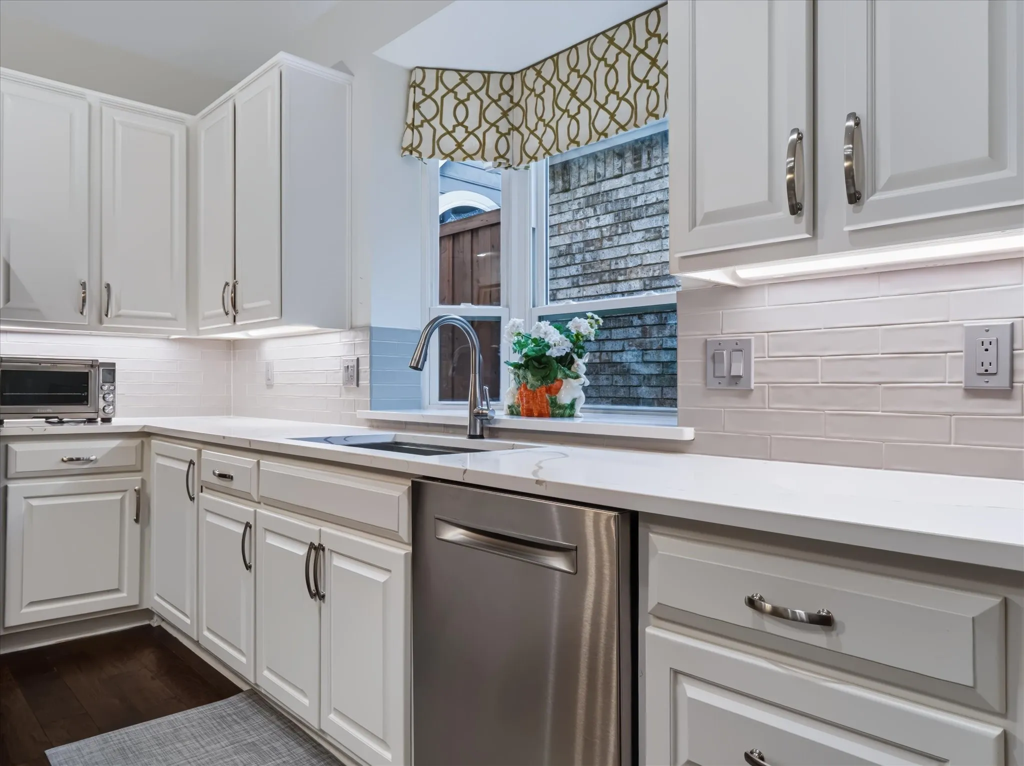 Single Family Residence For Sale in Dallas County , 3838 Canot Lane, Addison, Texas 75001, 3 Bedroom, 3 Bathroom, 2 Garage spaces, 2,637 Sqft, built in 1991, mls#21390427, Real Estate Agent in Addison, Homes For Sale in Dallas county, Homes For Sale in Addison, Realtor in Addison Texas, Real Estate Brokerage Independent Realty Texas, Luminita Cordes Realtor