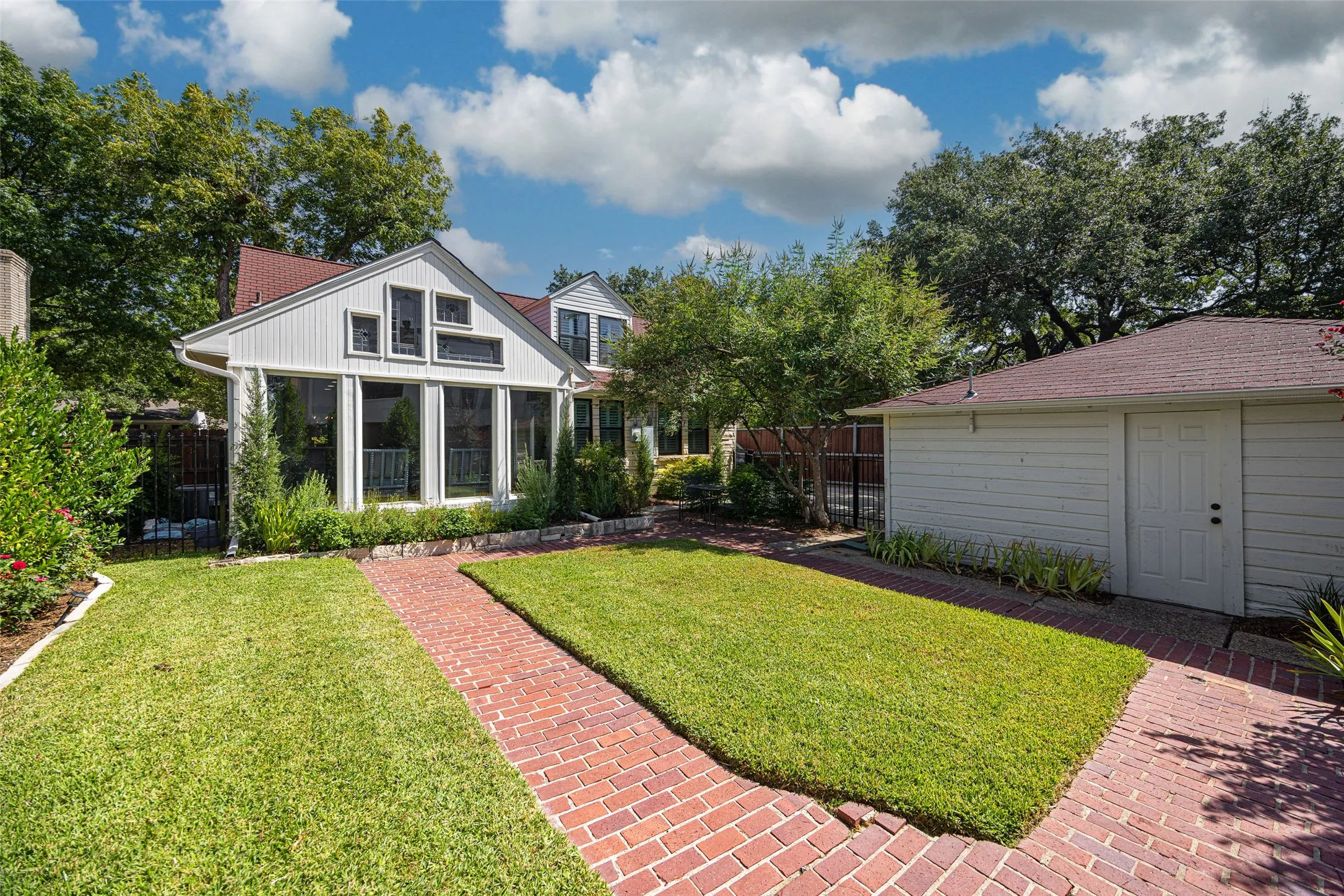 Single Family Residence For Sale in Dallas County , 6054 Anita Street, Dallas, Texas 75206, 4 Bedroom, 2 Bathroom, 2 Garage spaces, 2,518 Sqft, built in 1942, mls#21359884, Real Estate Agent in Dallas, Homes For Sale in Dallas county, Homes For Sale in Dallas, Realtor in Dallas Texas, Real Estate Brokerage Independent Realty Texas, Luminita Cordes Realtor