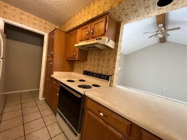 Single Family Residence For Rent in Taylor County , 33 Shady Brook Circle, Abilene, Texas 79605, 2 Bedroom, 1 Bathroom, 1 Garage spaces, 949 Sqft, built in 1984, mls#21392708, Real Estate Agent in Abilene, Homes For Rent in Taylor county, Homes For Rent in Abilene, Realtor in Abilene Texas, Real Estate Brokerage Independent Realty Texas, Luminita Cordes Realtor