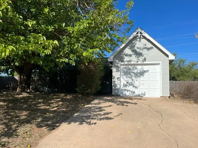 Single Family Residence For Rent in Taylor County , 33 Shady Brook Circle, Abilene, Texas 79605, 2 Bedroom, 1 Bathroom, 1 Garage spaces, 949 Sqft, built in 1984, mls#21392708, Real Estate Agent in Abilene, Homes For Rent in Taylor county, Homes For Rent in Abilene, Realtor in Abilene Texas, Real Estate Brokerage Independent Realty Texas, Luminita Cordes Realtor