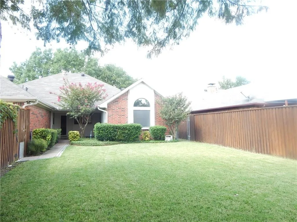 Single Family Residence For Rent in Denton County , 4208 Meadowdale Drive, Carrollton, Texas 75010, 3 Bedroom, 2 Bathroom, 2 Garage spaces, 1,888 Sqft, built in 1987, mls#21392714, Real Estate Agent in Carrollton, Homes For Rent in Denton county, Homes For Rent in Carrollton, Realtor in Carrollton Texas, Real Estate Brokerage Independent Realty Texas, Luminita Cordes Realtor
