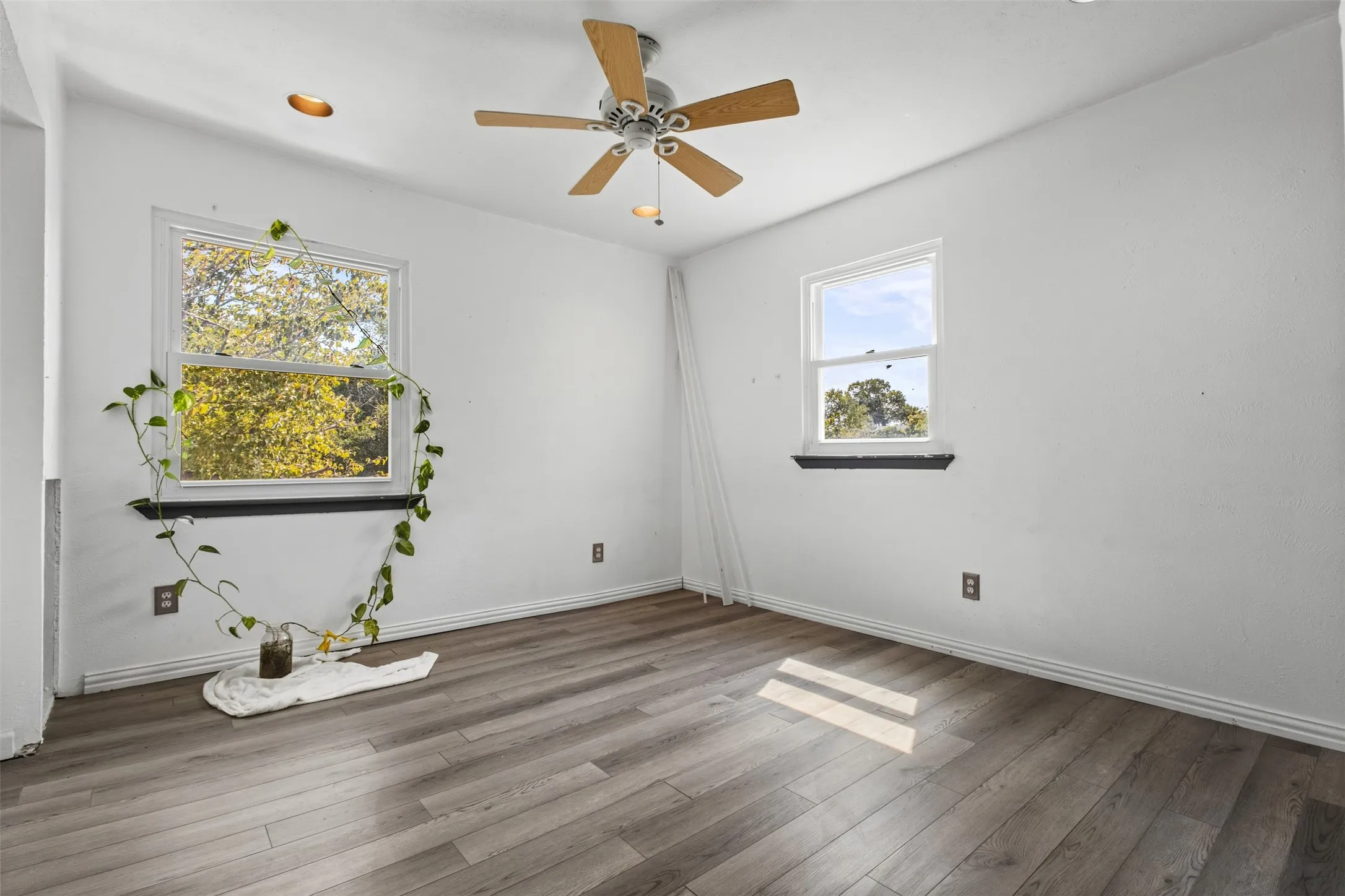 Single Family Residence For Sale in Dallas County , 14429 Dennis Lane, Farmers Branch, Texas 75234, 4 Bedroom, 3 Bathroom, Garage spaces, 2,290 Sqft, built in 1963, mls#21386626, Real Estate Agent in Farmers Branch, Homes For Sale in Dallas county, Homes For Sale in Farmers Branch, Realtor in Farmers Branch Texas, Real Estate Brokerage Independent Realty Texas, Luminita Cordes Realtor