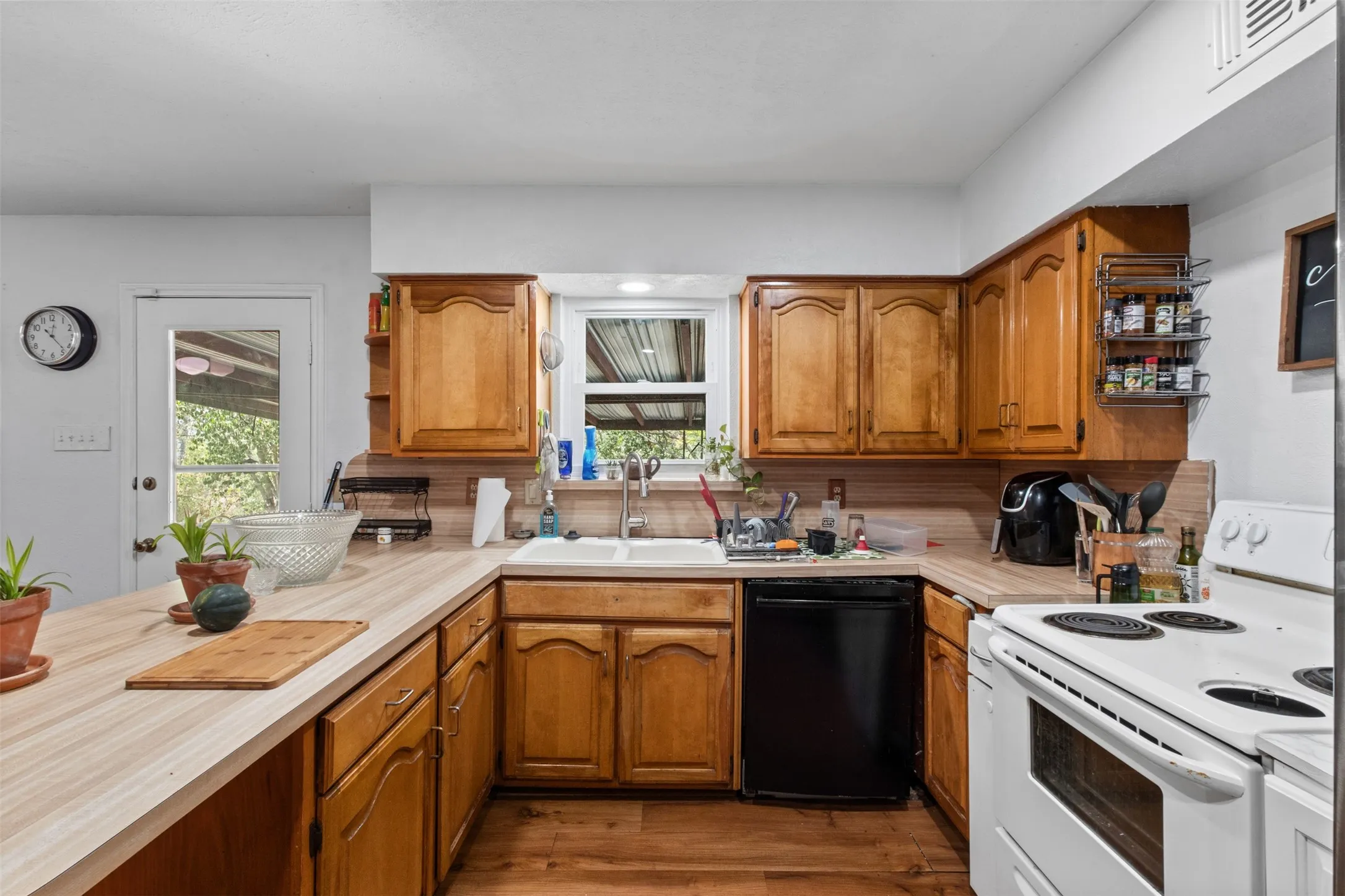 Single Family Residence For Sale in Dallas County , 14429 Dennis Lane, Farmers Branch, Texas 75234, 4 Bedroom, 3 Bathroom, Garage spaces, 2,290 Sqft, built in 1963, mls#21386626, Real Estate Agent in Farmers Branch, Homes For Sale in Dallas county, Homes For Sale in Farmers Branch, Realtor in Farmers Branch Texas, Real Estate Brokerage Independent Realty Texas, Luminita Cordes Realtor
