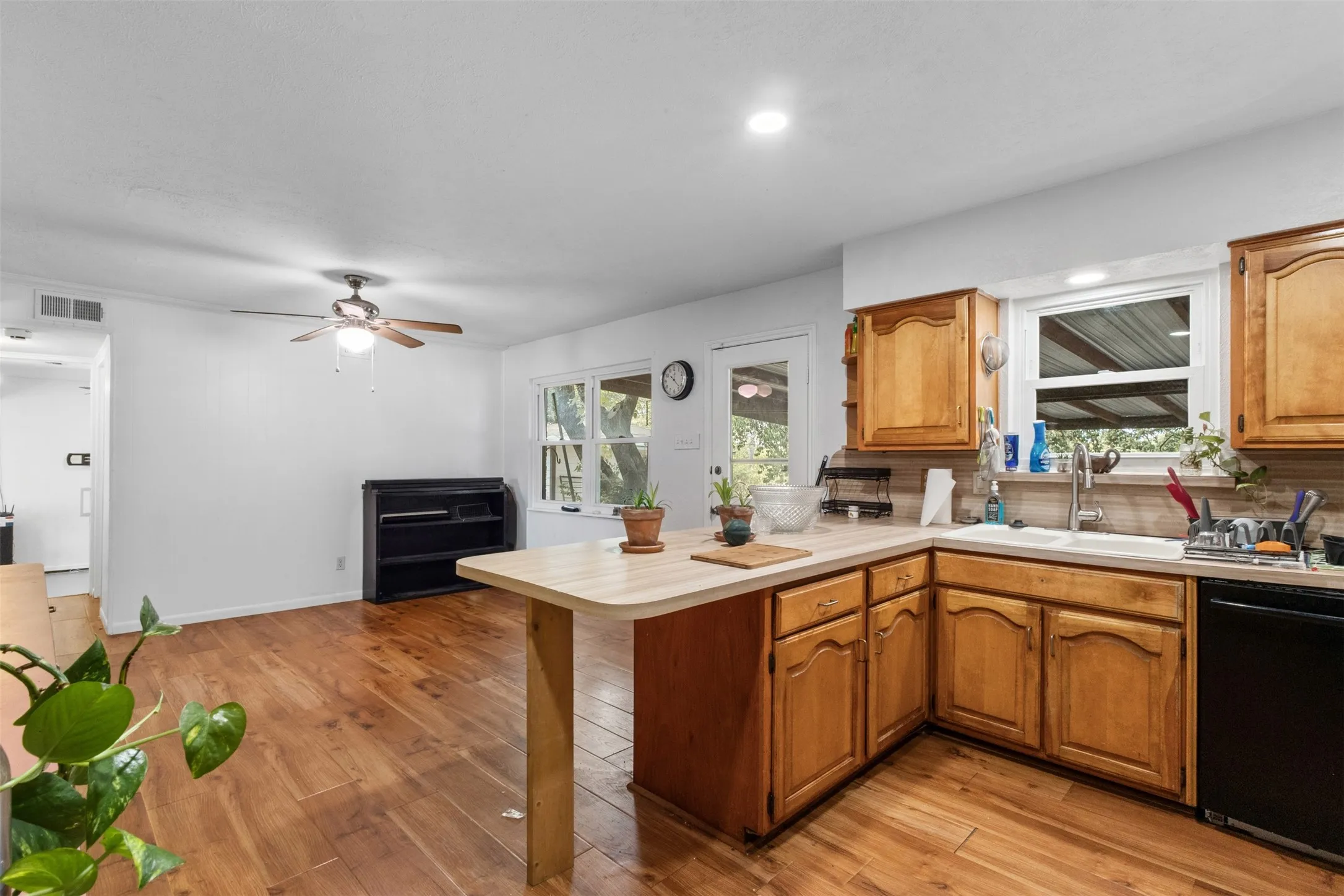 Single Family Residence For Sale in Dallas County , 14429 Dennis Lane, Farmers Branch, Texas 75234, 4 Bedroom, 3 Bathroom, Garage spaces, 2,290 Sqft, built in 1963, mls#21386626, Real Estate Agent in Farmers Branch, Homes For Sale in Dallas county, Homes For Sale in Farmers Branch, Realtor in Farmers Branch Texas, Real Estate Brokerage Independent Realty Texas, Luminita Cordes Realtor