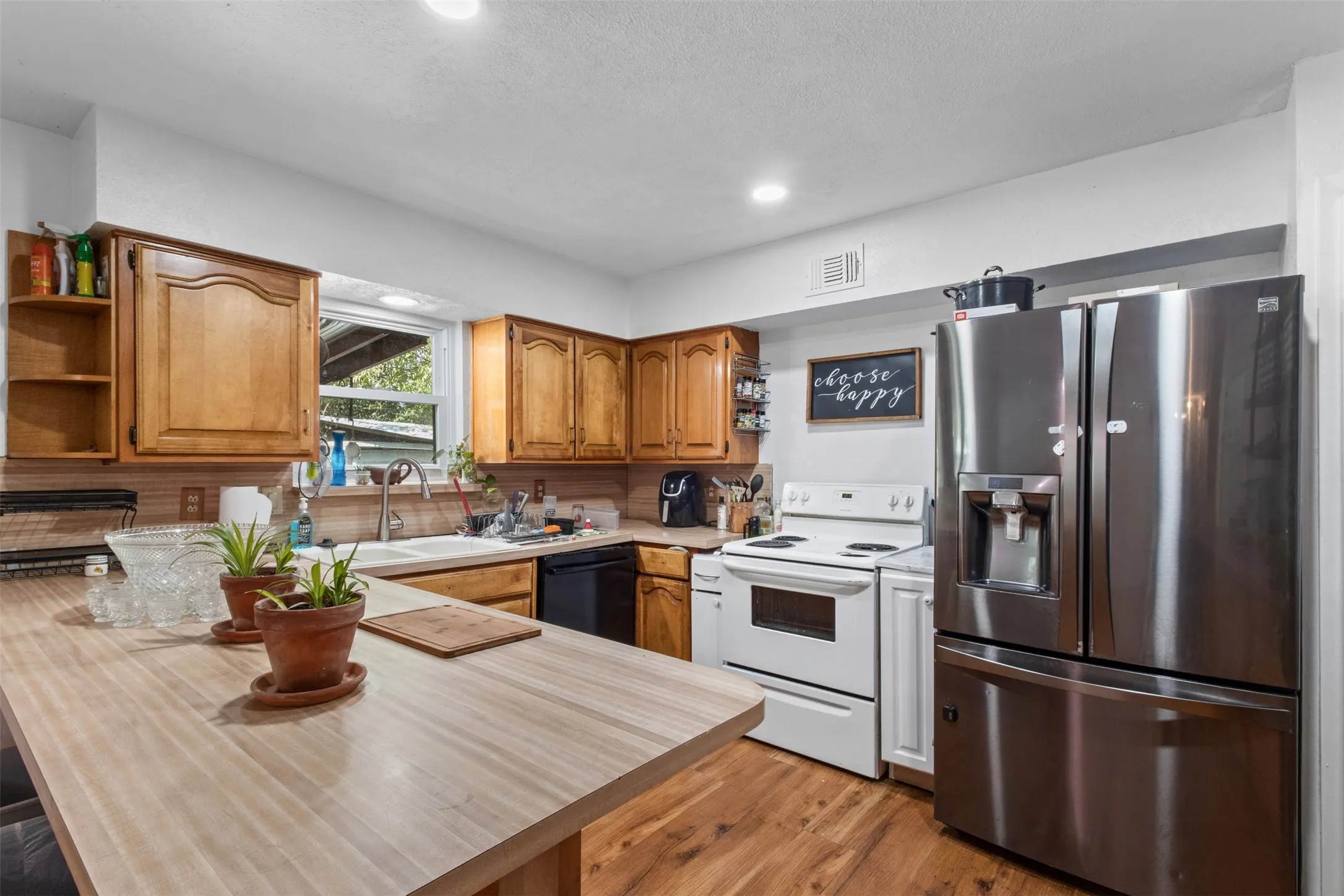 Single Family Residence For Sale in Dallas County , 14429 Dennis Lane, Farmers Branch, Texas 75234, 4 Bedroom, 3 Bathroom, Garage spaces, 2,290 Sqft, built in 1963, mls#21386626, Real Estate Agent in Farmers Branch, Homes For Sale in Dallas county, Homes For Sale in Farmers Branch, Realtor in Farmers Branch Texas, Real Estate Brokerage Independent Realty Texas, Luminita Cordes Realtor