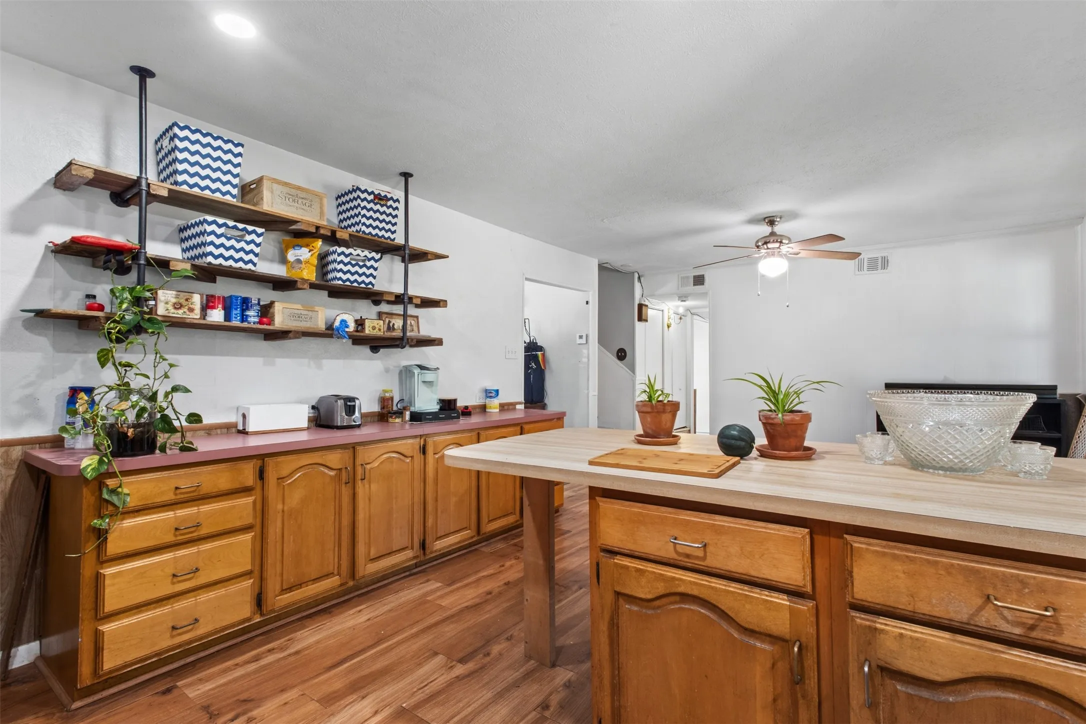 Single Family Residence For Sale in Dallas County , 14429 Dennis Lane, Farmers Branch, Texas 75234, 4 Bedroom, 3 Bathroom, Garage spaces, 2,290 Sqft, built in 1963, mls#21386626, Real Estate Agent in Farmers Branch, Homes For Sale in Dallas county, Homes For Sale in Farmers Branch, Realtor in Farmers Branch Texas, Real Estate Brokerage Independent Realty Texas, Luminita Cordes Realtor