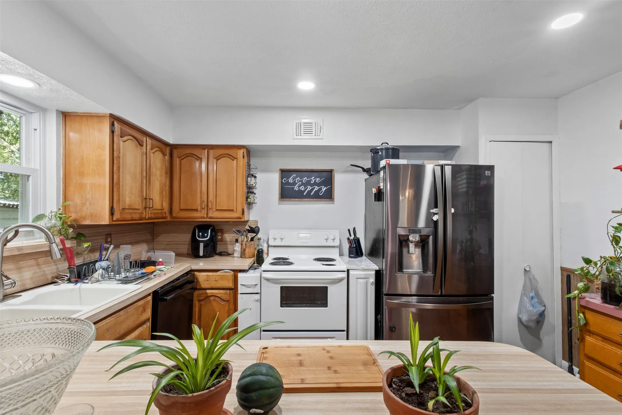 Single Family Residence For Sale in Dallas County , 14429 Dennis Lane, Farmers Branch, Texas 75234, 4 Bedroom, 3 Bathroom, Garage spaces, 2,290 Sqft, built in 1963, mls#21386626, Real Estate Agent in Farmers Branch, Homes For Sale in Dallas county, Homes For Sale in Farmers Branch, Realtor in Farmers Branch Texas, Real Estate Brokerage Independent Realty Texas, Luminita Cordes Realtor