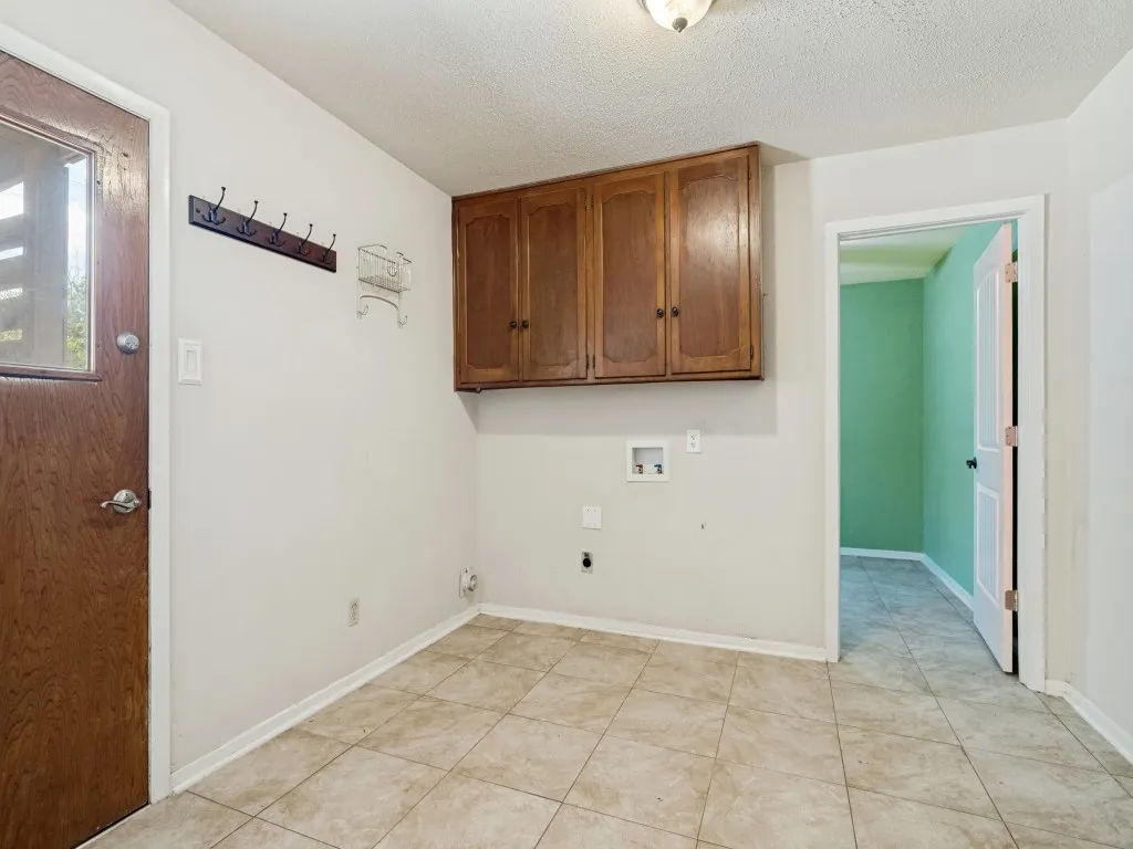 Single Family Residence For Sale in Tarrant County , 3513 Wren Avenue, Fort Worth, Texas 76133, 4 Bedroom, 2 Bathroom, 2 Garage spaces, 2,239 Sqft, built in 1965, mls#21382214, Real Estate Agent in Fort Worth, Homes For Sale in Tarrant county, Homes For Sale in Fort Worth, Realtor in Fort Worth Texas, Real Estate Brokerage Independent Realty Texas, Luminita Cordes Realtor