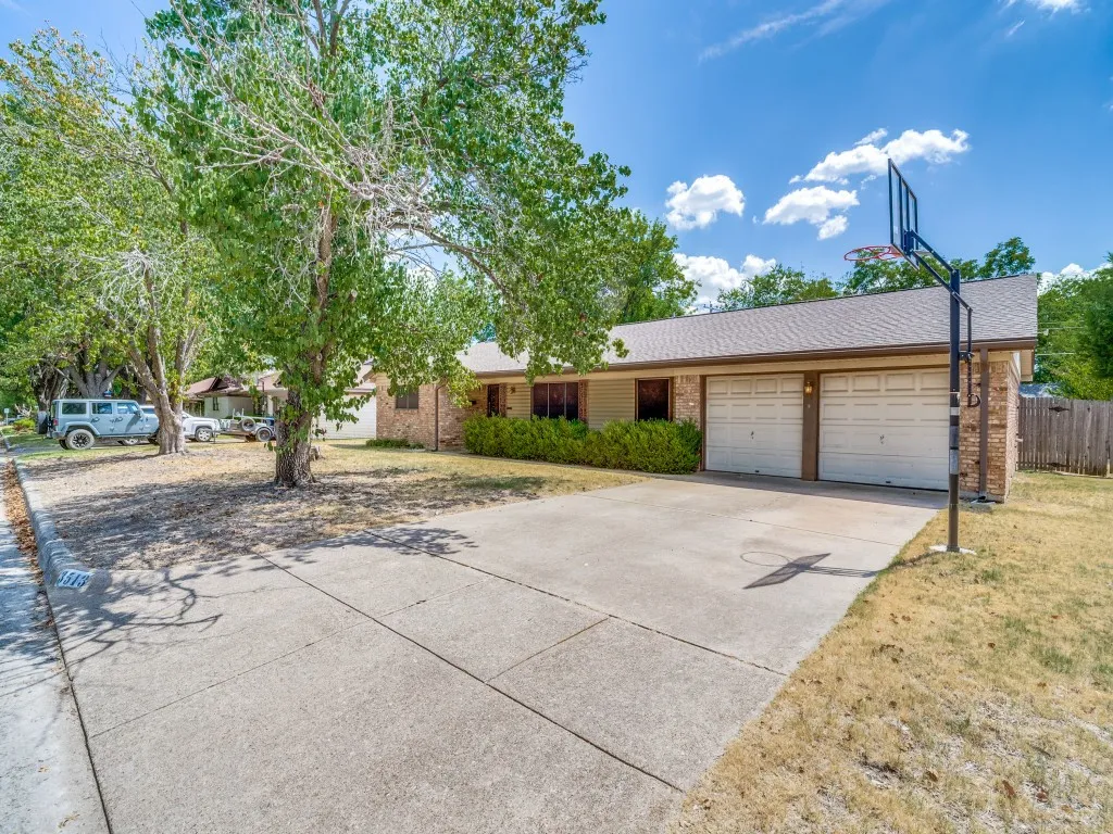 Single Family Residence For Sale in Tarrant County , 3513 Wren Avenue, Fort Worth, Texas 76133, 4 Bedroom, 2 Bathroom, 2 Garage spaces, 2,239 Sqft, built in 1965, mls#21382214, Real Estate Agent in Fort Worth, Homes For Sale in Tarrant county, Homes For Sale in Fort Worth, Realtor in Fort Worth Texas, Real Estate Brokerage Independent Realty Texas, Luminita Cordes Realtor